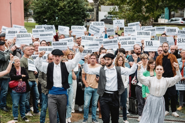 (ID_15311833) (Guillaume Fauveau/EZEZAGUNA) EKEren bilkura eta protesta, Uztaritzen, 2025ko irailaren 13an