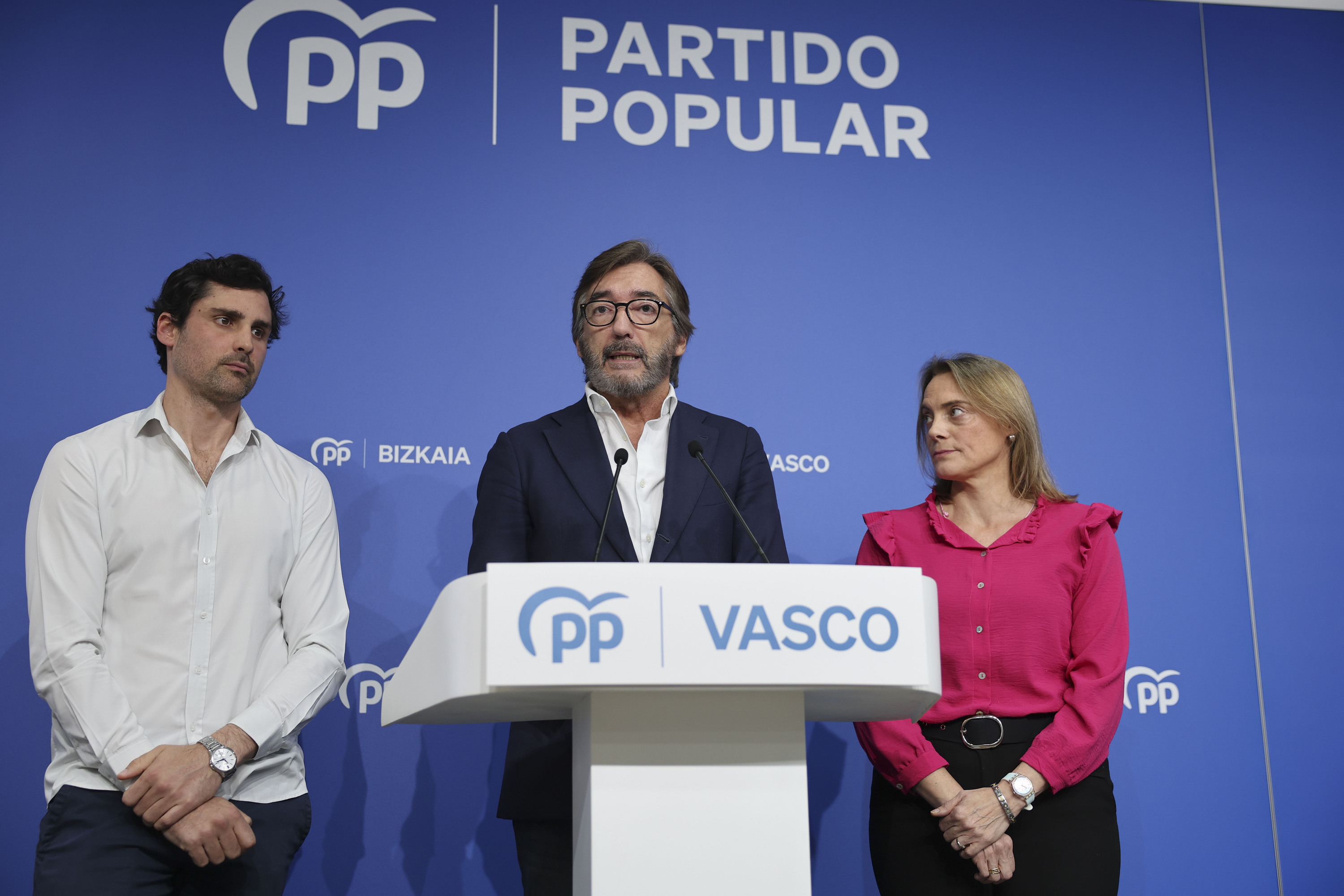Gipuzkoa, Araba eta Bizkaiko Batzar Nagusetako eledunak, Mikel Lezama, Iñaki Oiarzabal eta Raquel Gonzalez. LUIS TEJIDO / EFE