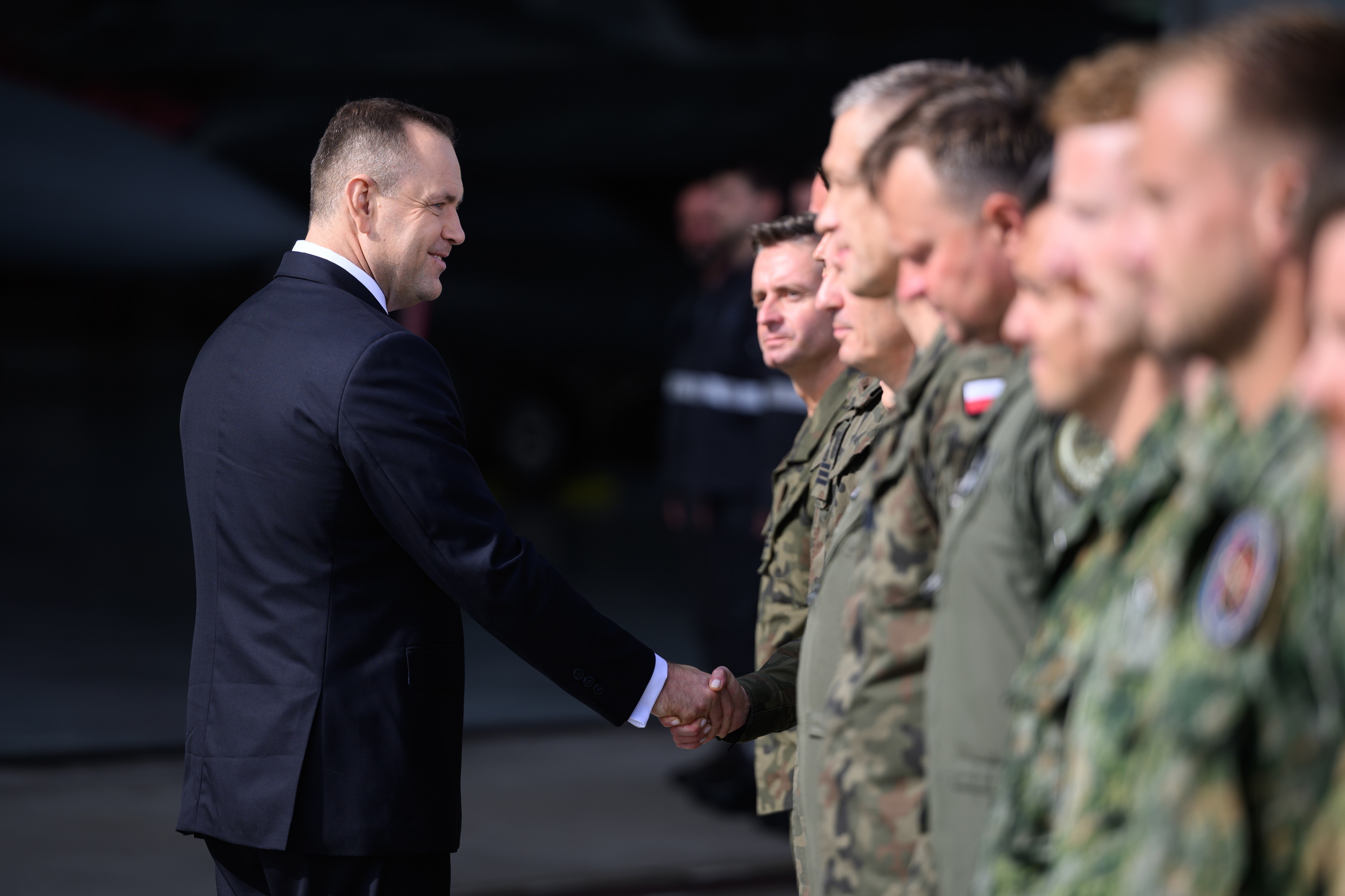 Poloniako presidente Karol Nawrocki soldadu batzuk agurtzen, herenegun. JAKUB KARCZMARCZYK / EF