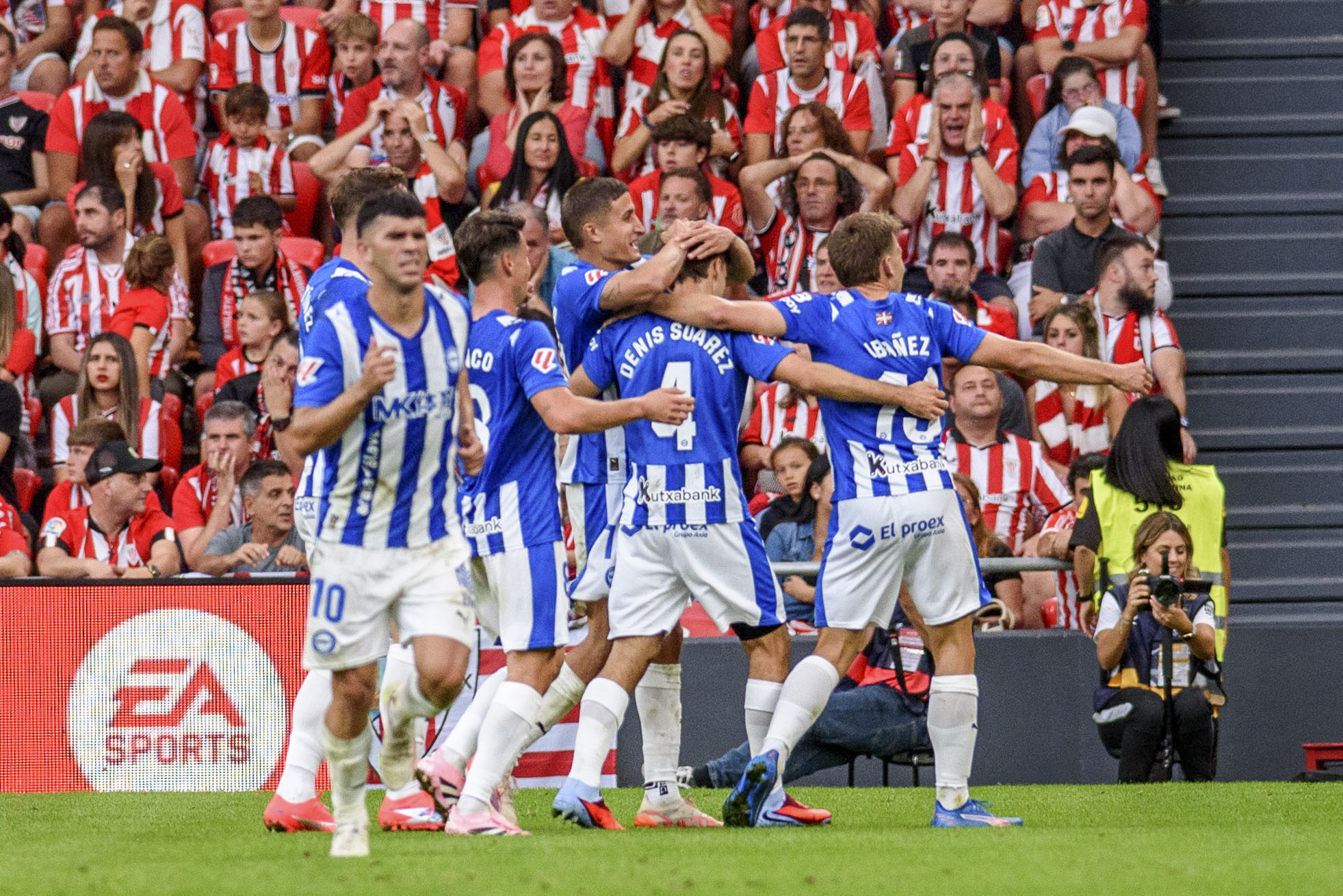 Alaveseko jokalariak gola ospatzen. JAVIER ZORRILLA / EFE