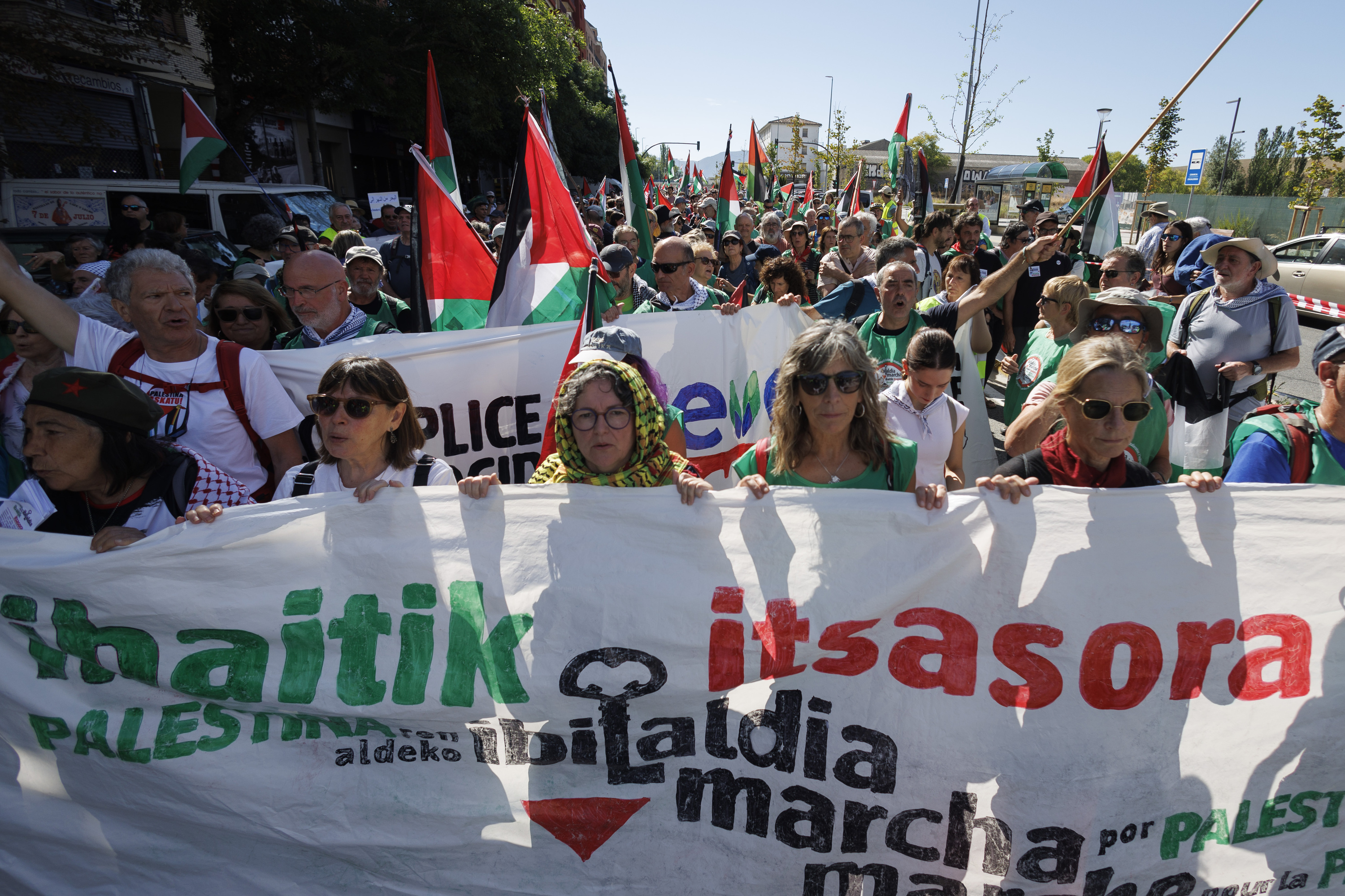 Ibaitik itsasora martxa, Iruñeko Zaragoza etorbidean. VILLAR LOPEZ / EFE