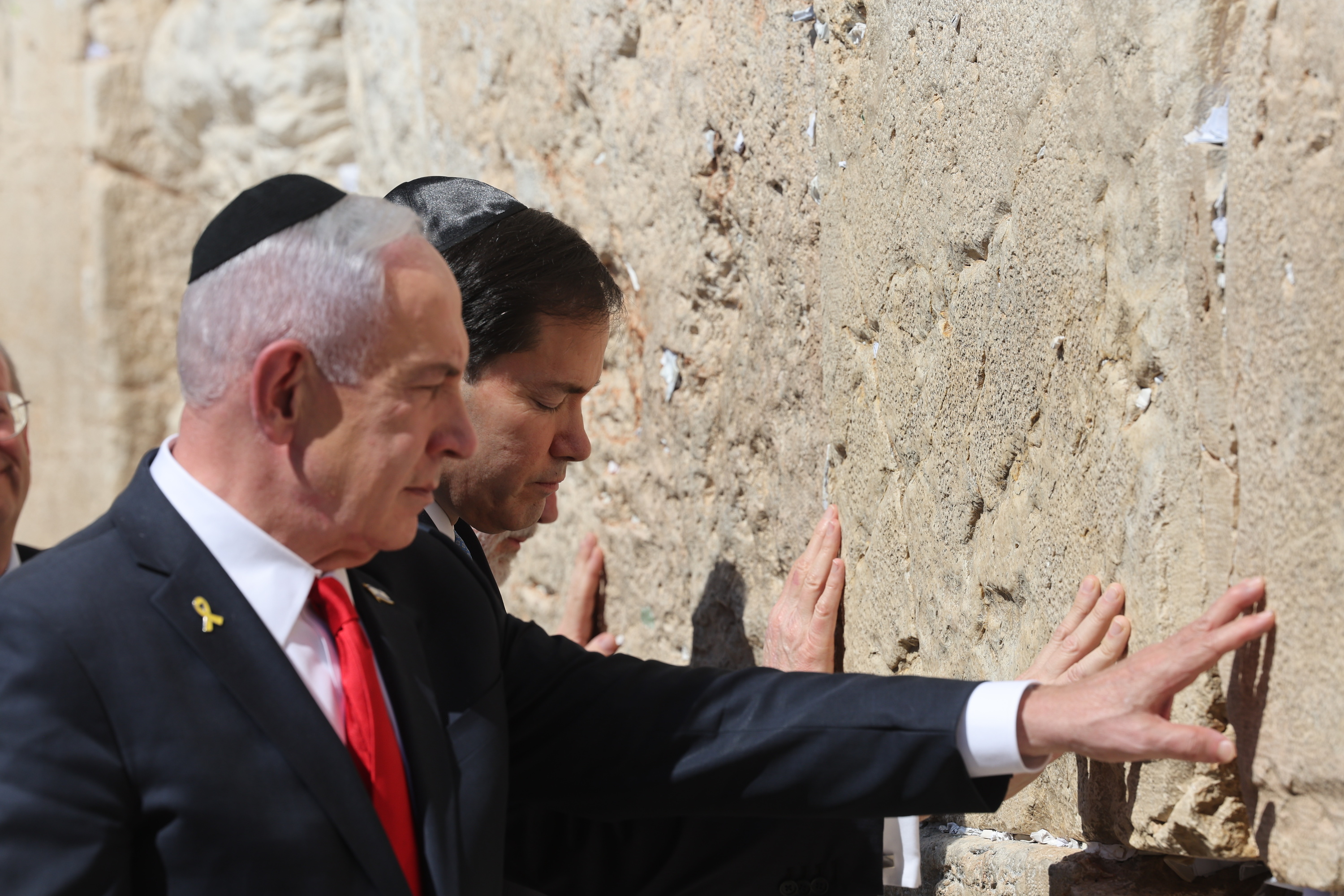 Benjamin Netanyahu eta Marco Rubio, atzo, Jerusalemgo Erosten harresian. EABIR SULTAN / EFE