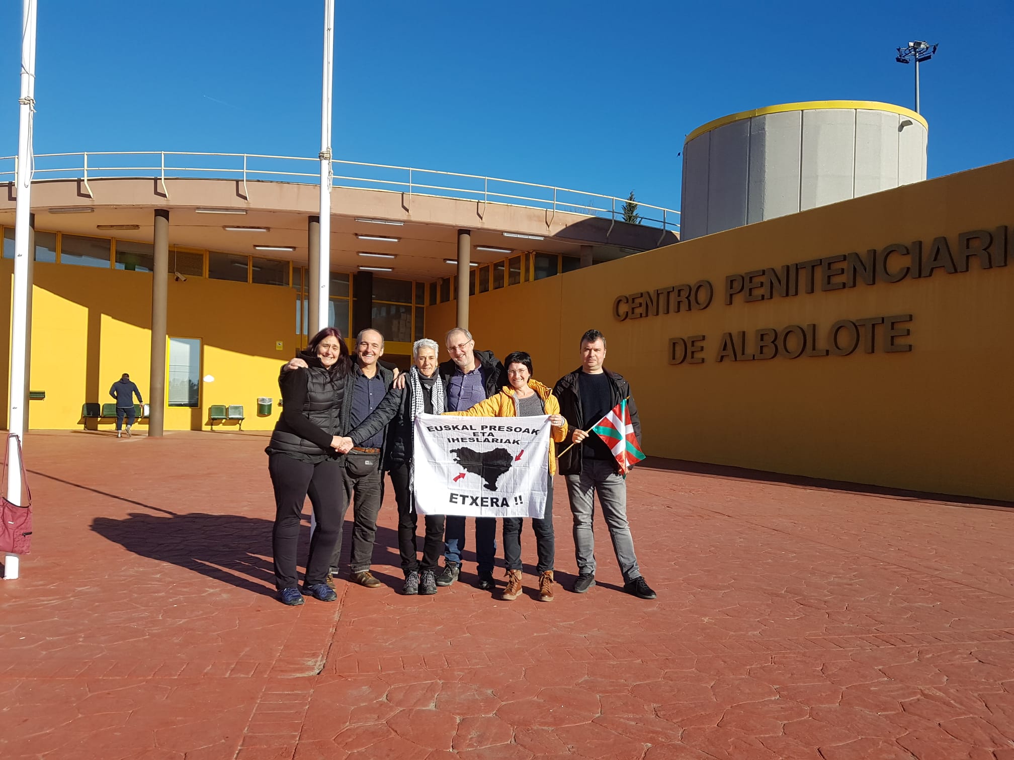 Agurtzane Delgado, ezkerretik hirugarrena, aske geratu denean. ETXERAT