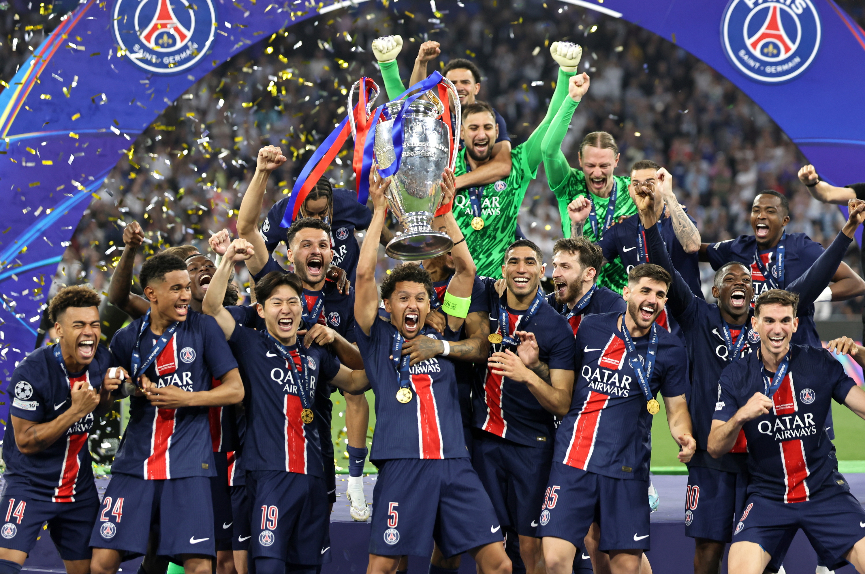 PSG-ko jokalariak garaikurra jaosten. RONALD WITTEK / EFE