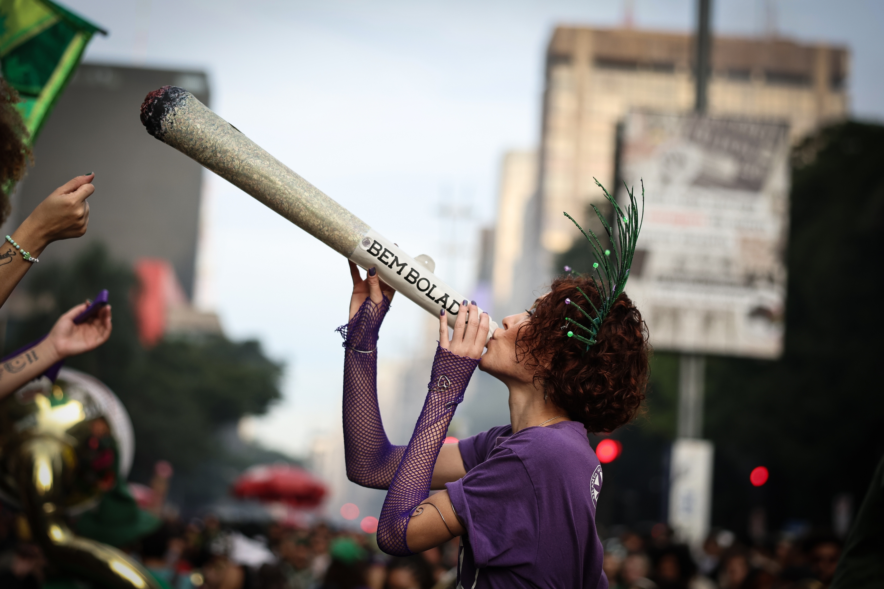 Pertsona bat porru erraldoi bati tira egiten, ekainean Sao Paulon (Brasil) marihuanaren alde egindako manifestazio batean. ISAAC FONTANA / EFE