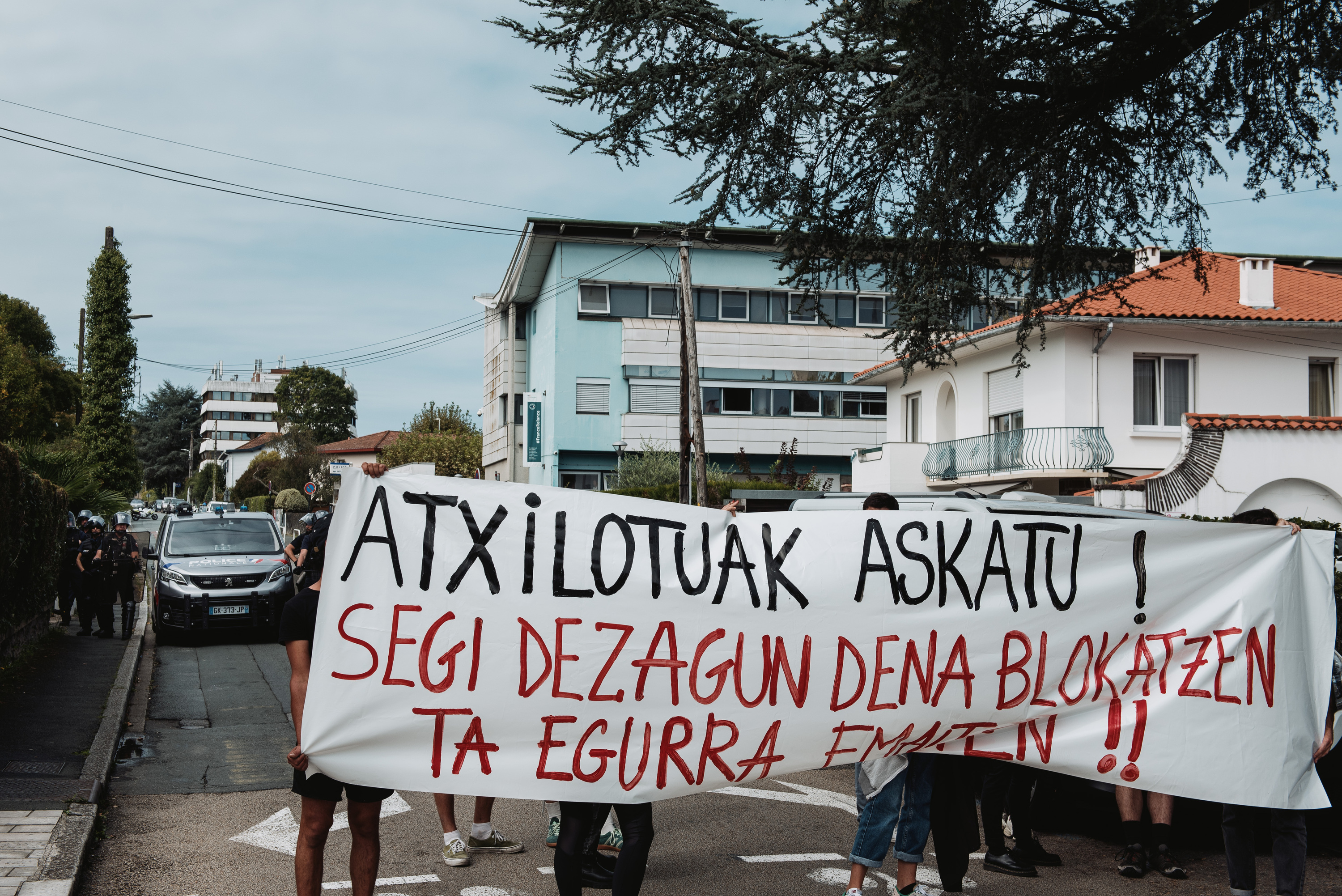 Hiru atxilotuei babesa adierazteko elkarretaratzea, blokeatze egunaren biharamunean, irailaren 11n, Baionako komisaria aitzinean. GUILLAUME FAUVEAU