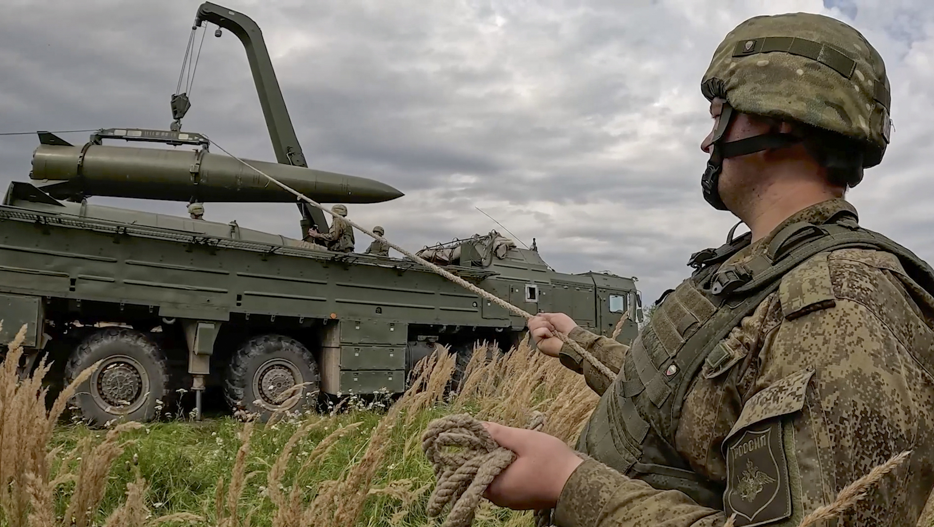 Errusiako eta Bielorrusiako armadak maniobra militar bateratuak egiten ari dira egunotan. Irudian, Errusiako militarrak atzo, Kalingrado eskualdean (Errusia). EFE