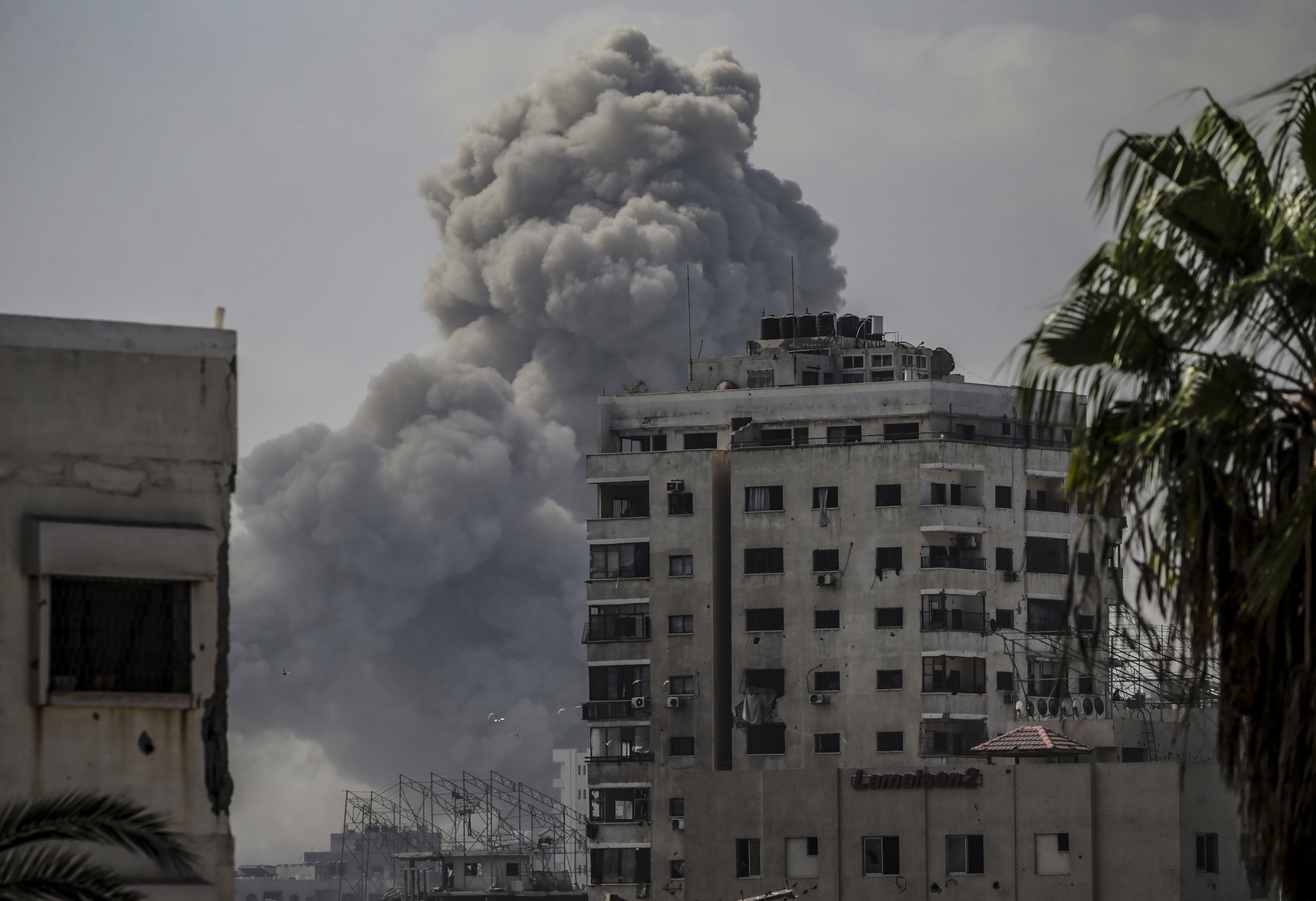 Kea Gaza hirian gaur, eraikin baten atzealdean. MOHAMMED SABER  / EFE