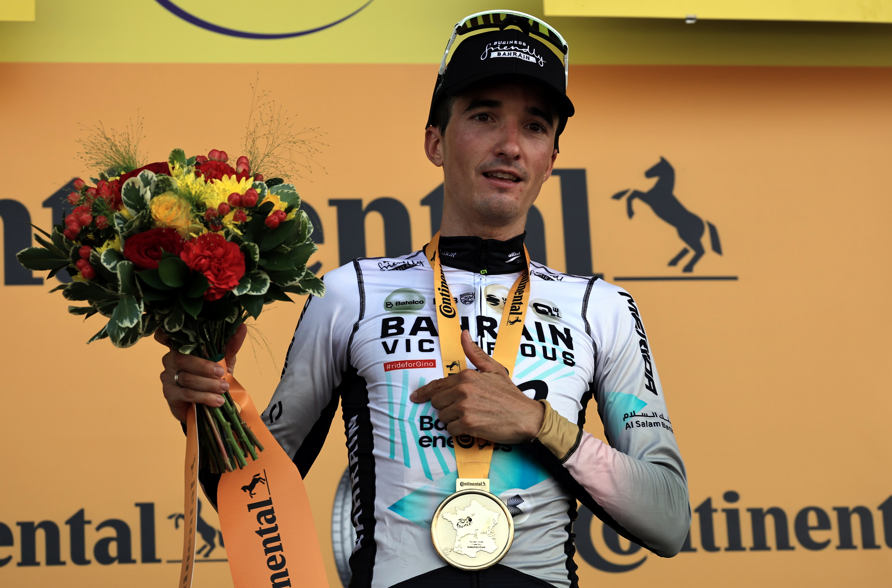 Pello Bilbao, Bahrain taldeko txirrindularia, proba bateko podiumean. CHRISTOPHE PETIT TESSON / EFE