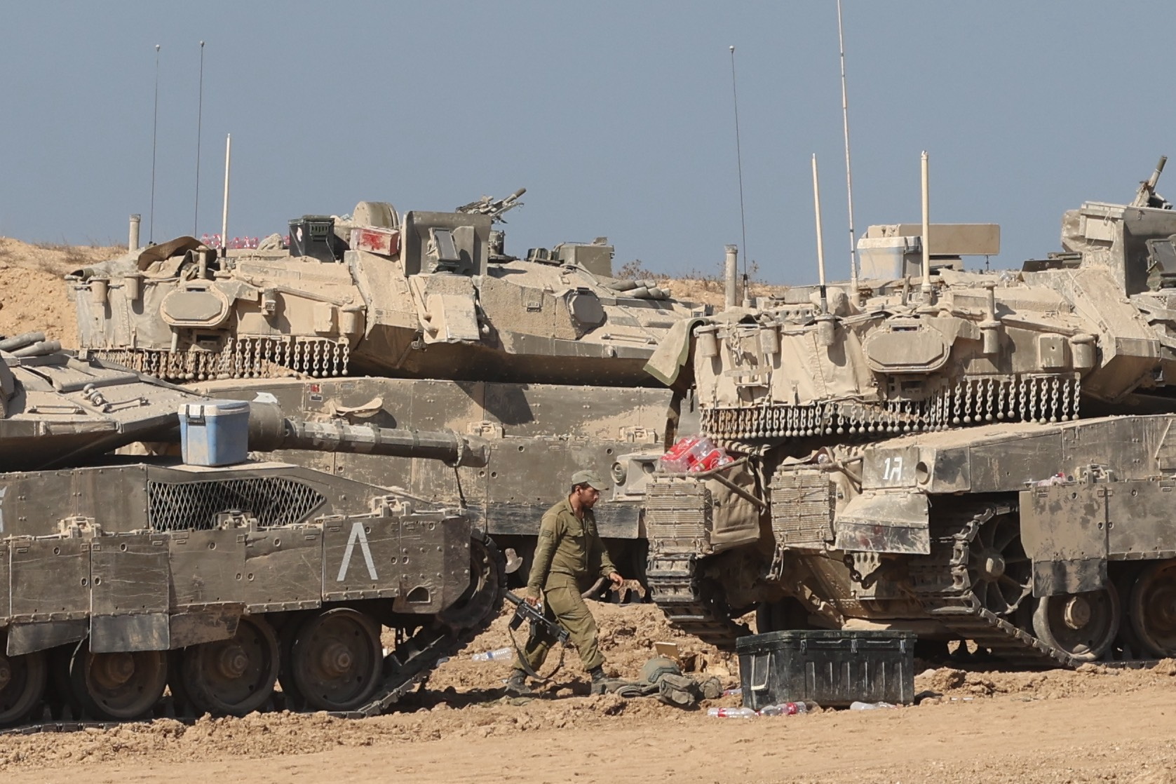 Israelgo Armadaren tankeak Gazako zerrendaren ondoan, astelehenean. ABIR SULTAN / EFE