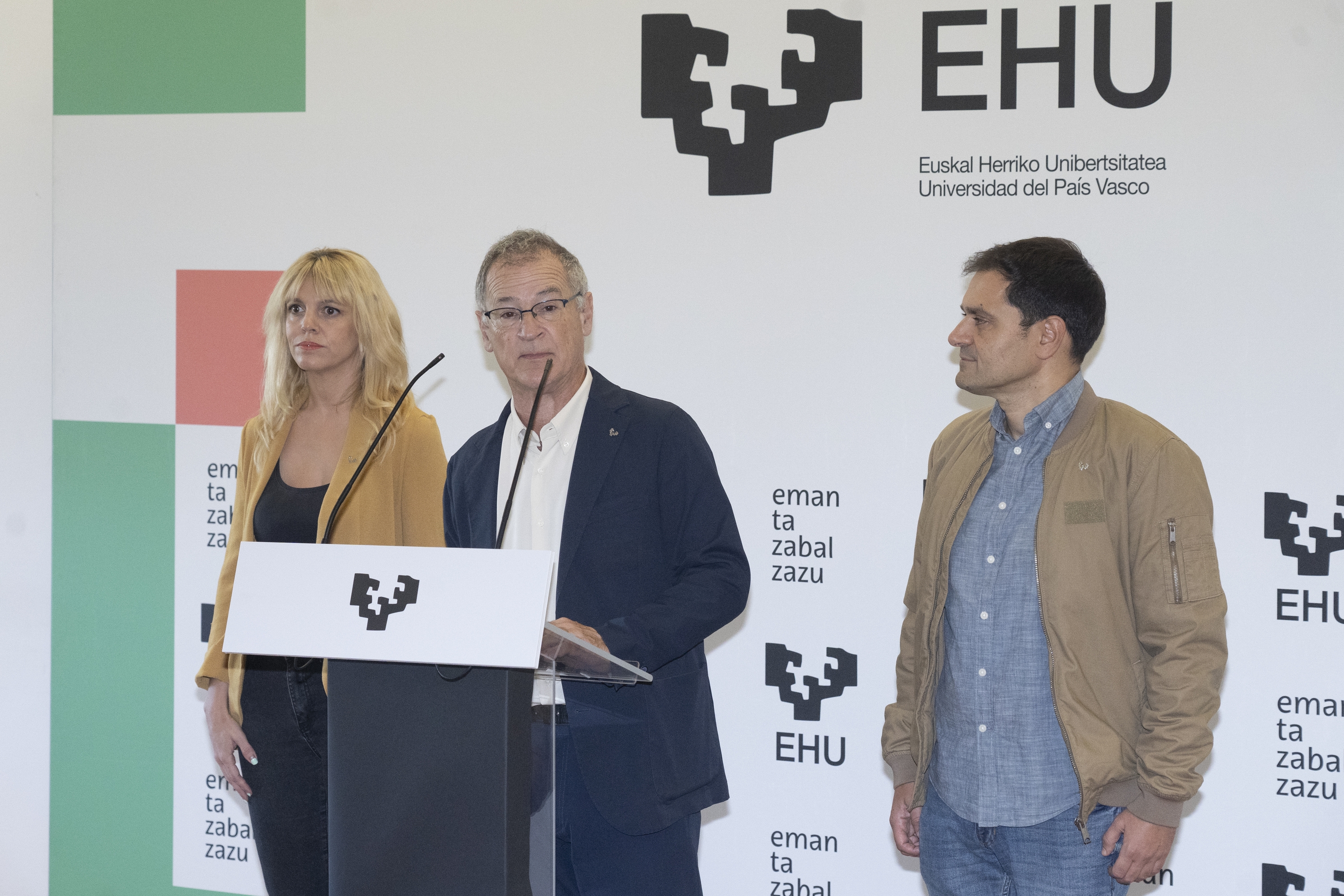 Joxerramon Bengoetxea EHUko errektorearen agerraldia Bilbon, Estitxu Garai Bizkaiko campuseko eta komunikazioko errektoreorde eta Asier Blas Ikasleen eta Konpromiso Sozialierako errektoreordearekin batera. MONIKA DEL VALLE / FOKU