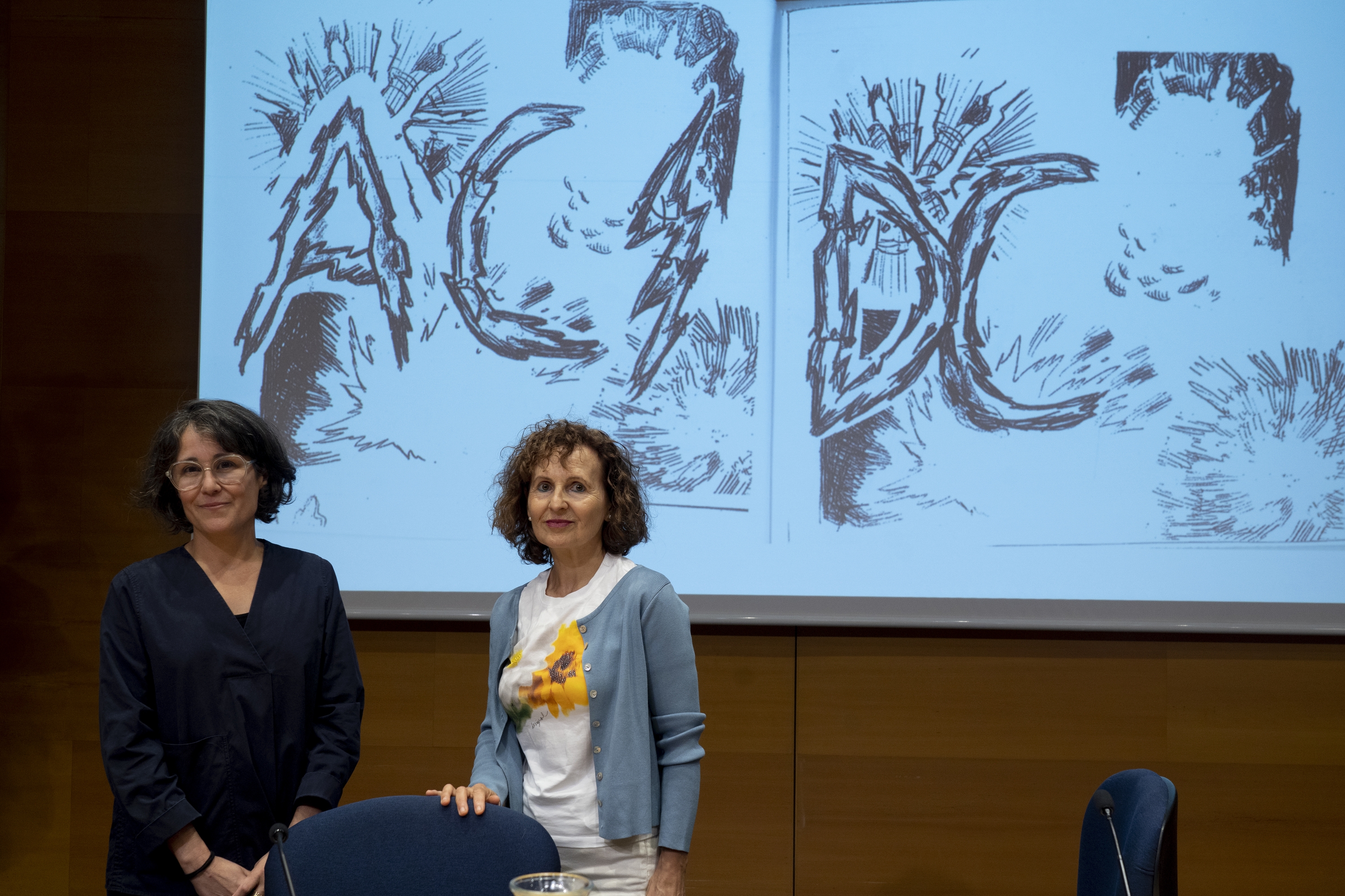 Beatriz Herraez eta Elena Roseras, gaur, Artiumeko funts dokumentalaren aurkezpenean. RAUL BOGAJO / FOKU