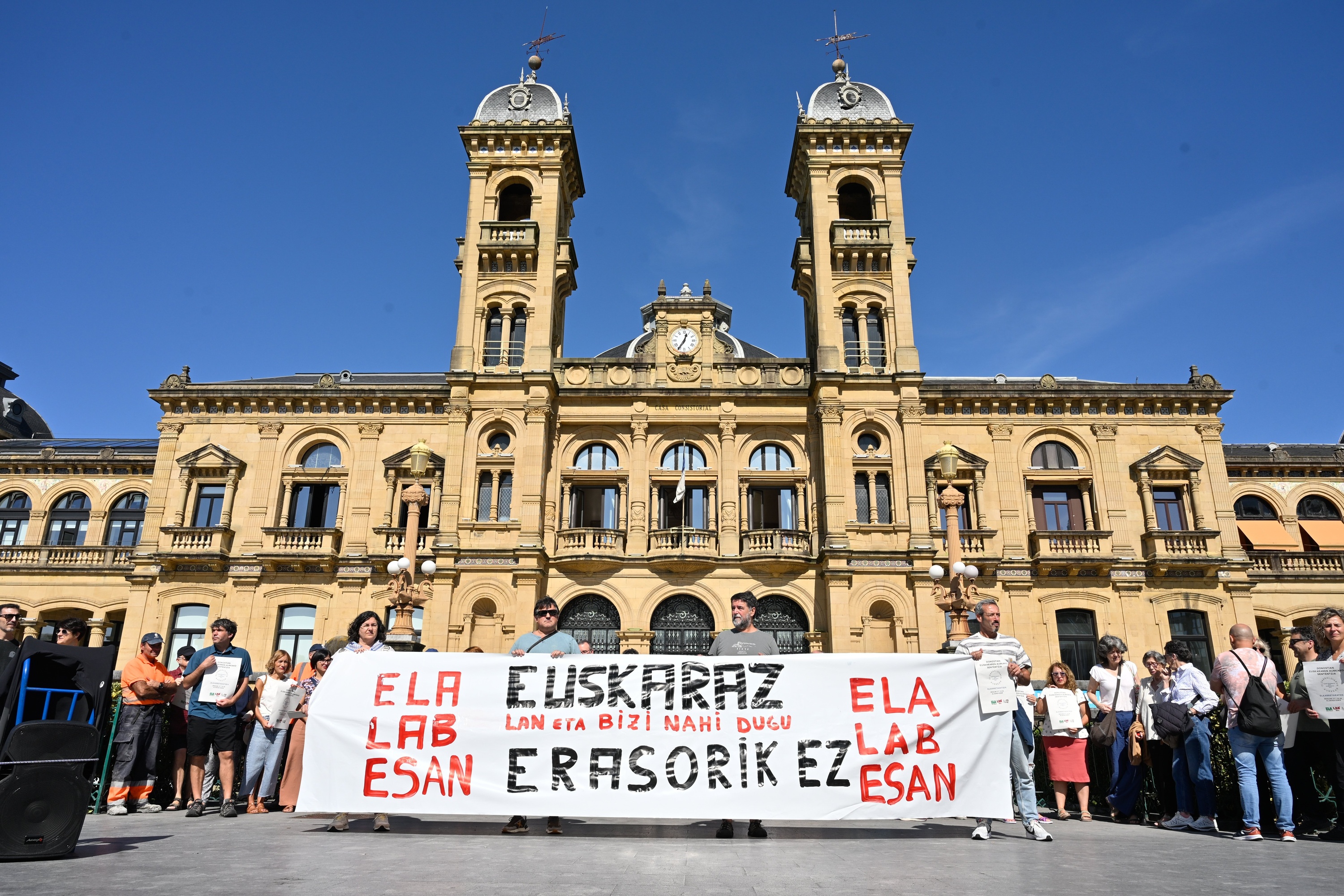 Langileen protesta, gaur, Donostiako udaletxe aurrean. GORKA RUBIO / FOKU