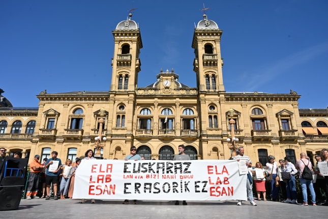 Langileen protesta, gaur, Donostiako udaletxe aurrean. GORKA RUBIO / FOKU