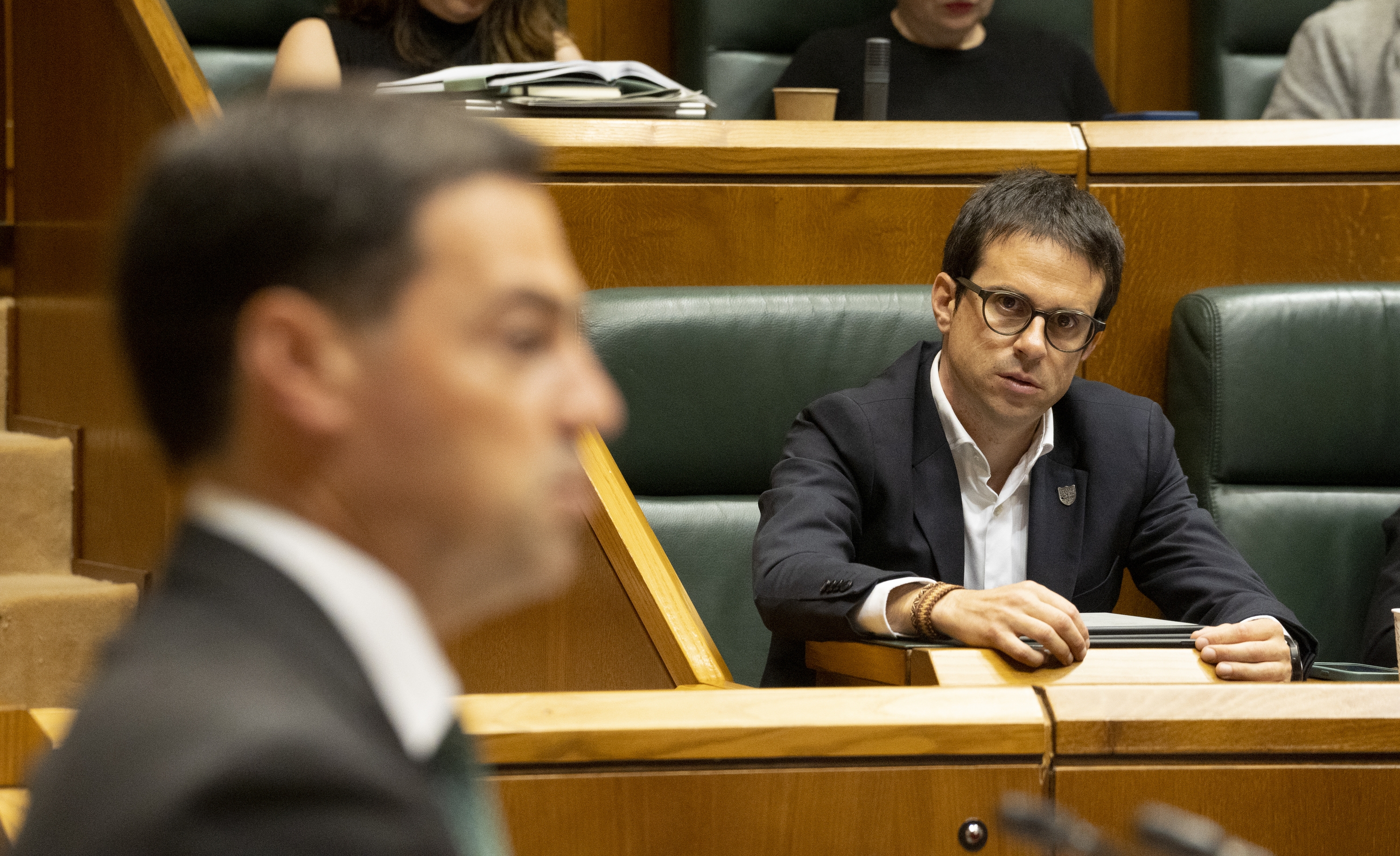 Pradales hizketan, Eusko Legebiltzarrean, aurtengo ekAInean, eta Otxandiano entzuten. RAUL BOGAJO / FOKU