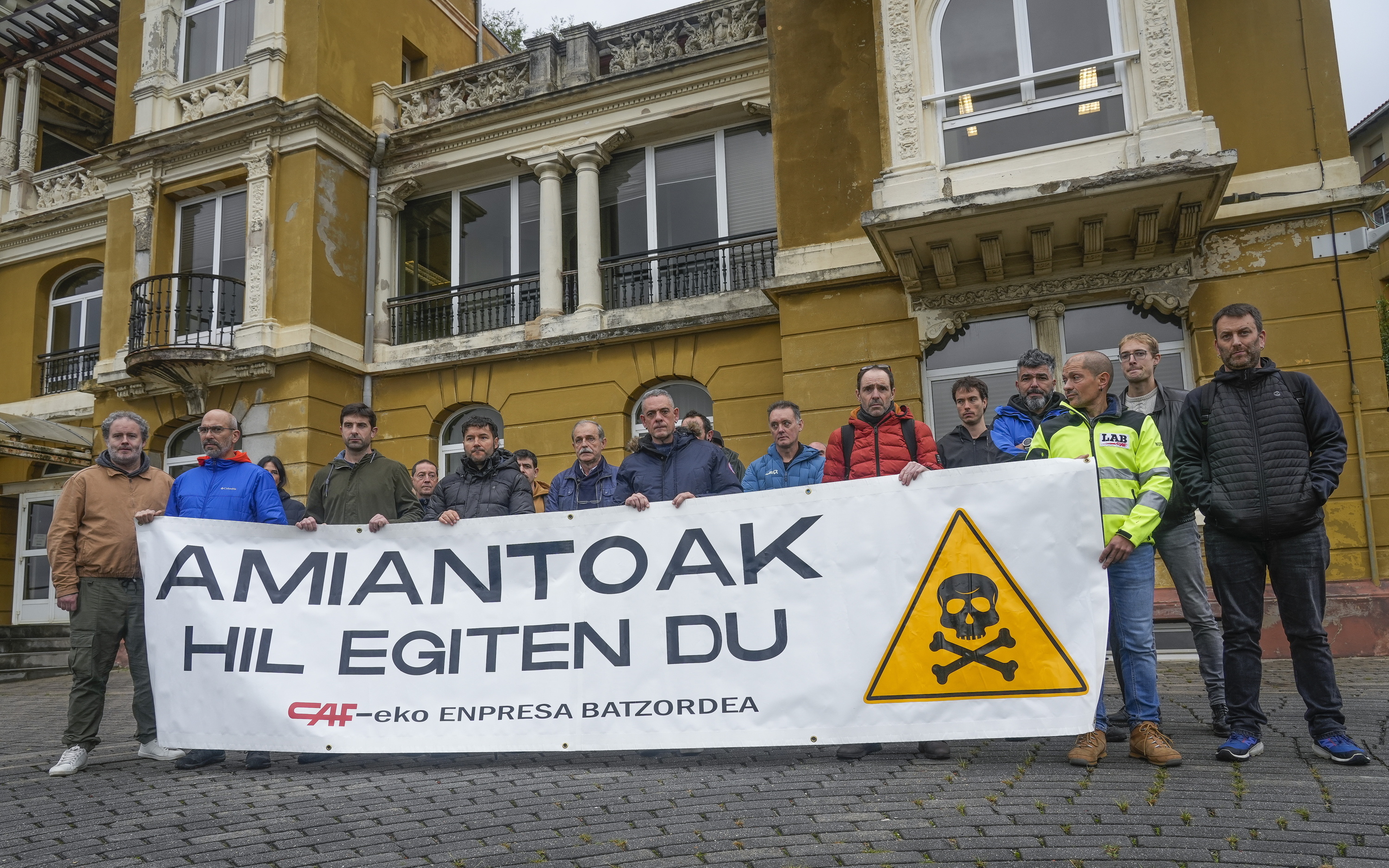 Amiantoaren biktimen protesta bat, Donostian, 2023an. ANDONI CANELLADA / FOKU