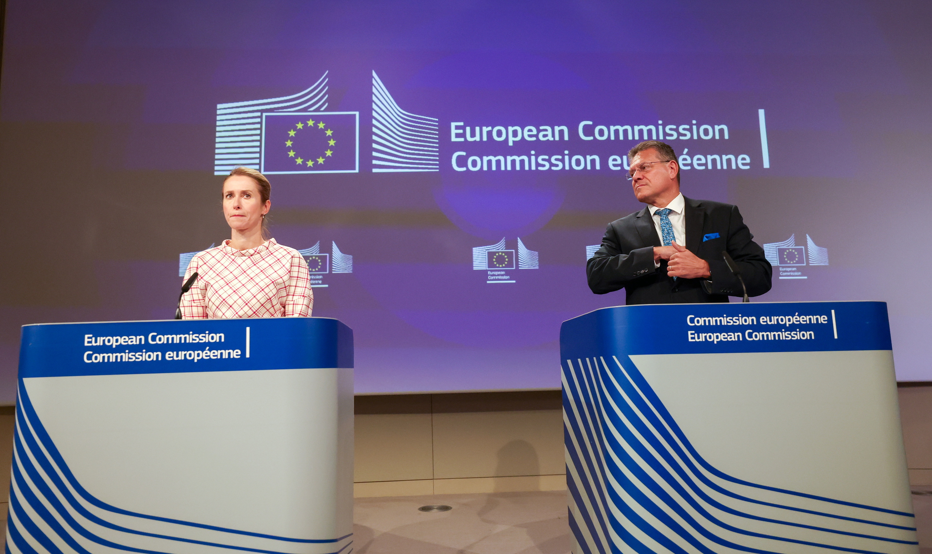 Kaja Kallas EBko diplomaziaburua eta Maros Sefcovic Merkataritza komisarioa proposamenaren berri ematen, gaur, Bruselan. OLIVIER HOSLET / EFE