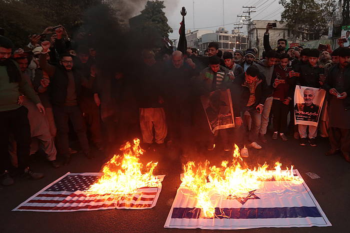 Soleimaniren hilketaren aurkako protestak, gaur, Lahoren (Pakistan). RAHAT DAR / EFE