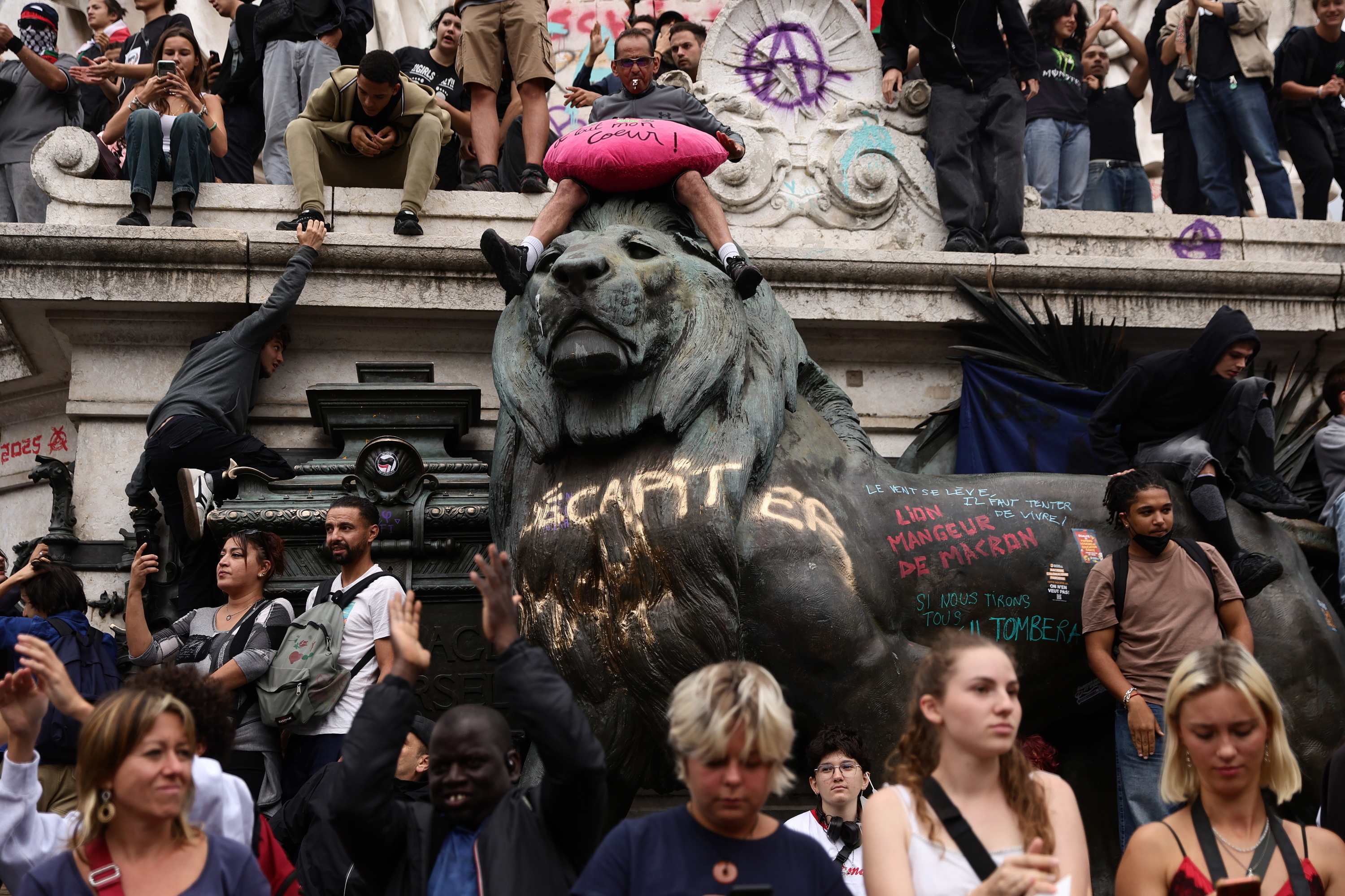 'Blokeatu dezagun guztia' lelopean egindako protestetako bat Parisen, irailaren 10ean. TERESA SUAREZ / EFE