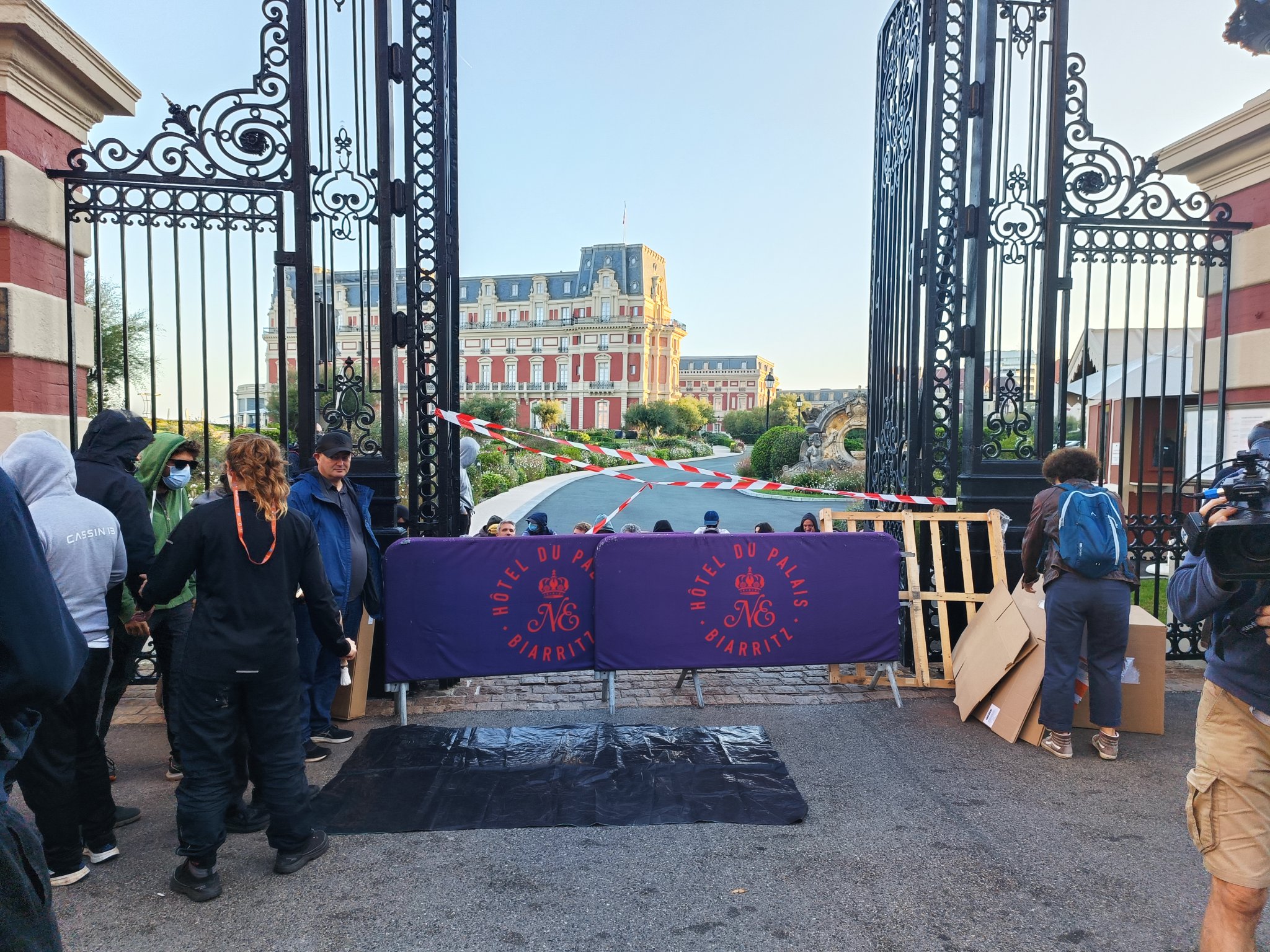 Manifestari batzuk Miarritzeko Hotel du Palaiseko sarreran. LEIRE CASAMAJOU ELKEGARAI