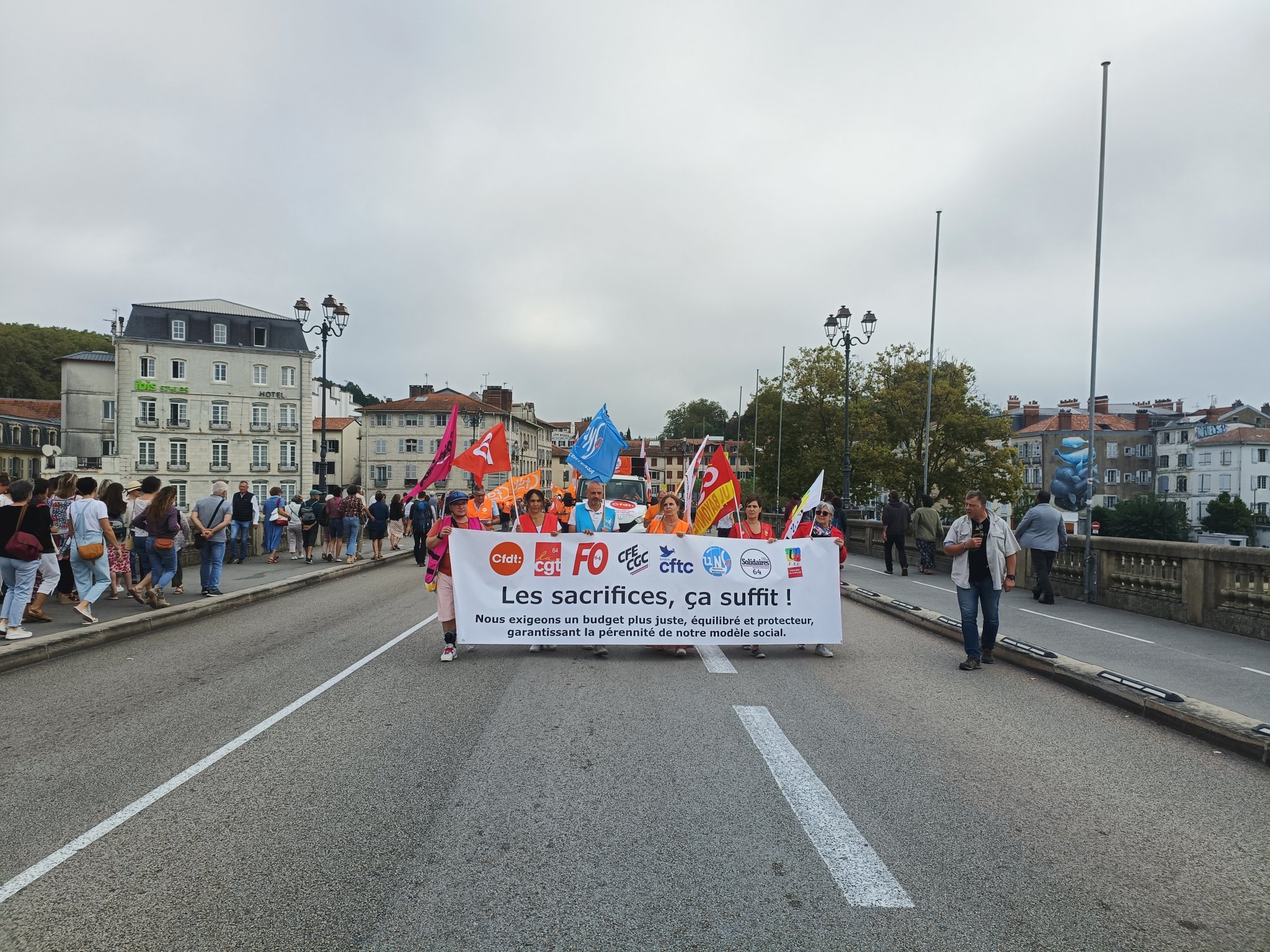 Manifestazioa Baionako San Izpiritu zubitik gora. LEIRE CASAMAJOU ELKEGARAI