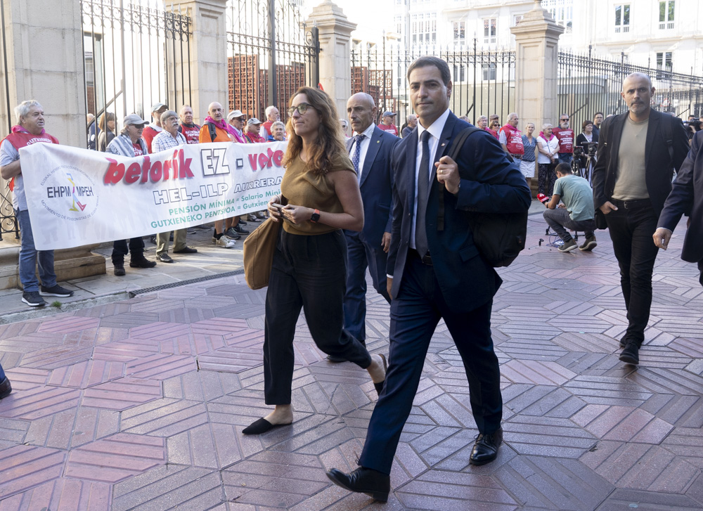 Imanol Pradales lehendakaria gaur goizean Euskal Herriko Pentsiodunen Mugimenduaren protestaren aurretik igarotzen. RAUL BOGAJO / FOKU