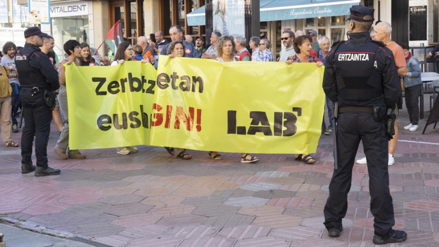 LABen protesta Eusko Legebiltzarrean