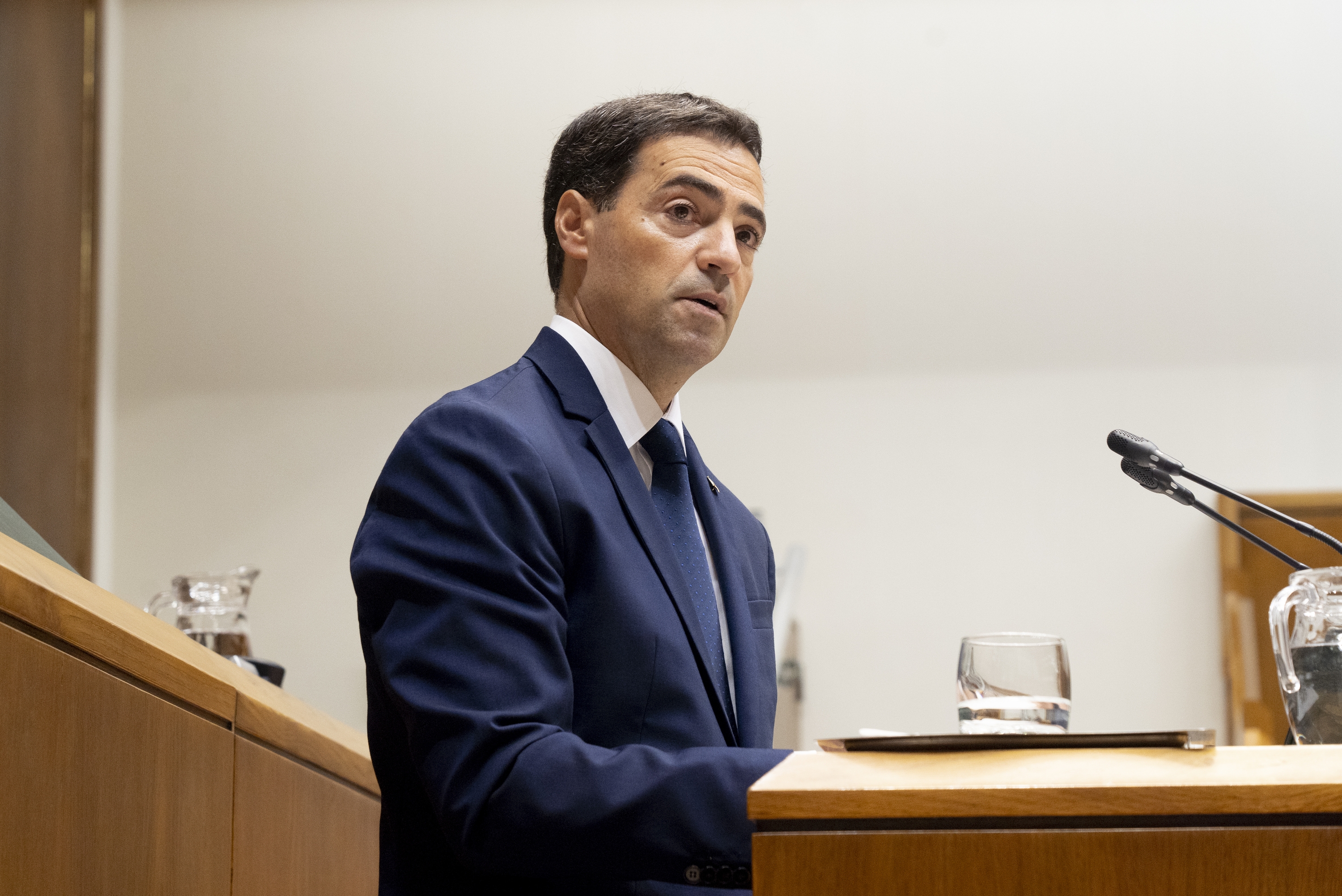 Imanol Pradales, Eusko Jaurlaritzako lehendakaria, gaur, politika orokorrari buruzko eztabaidan. RAUL BOGAJO / FOKU