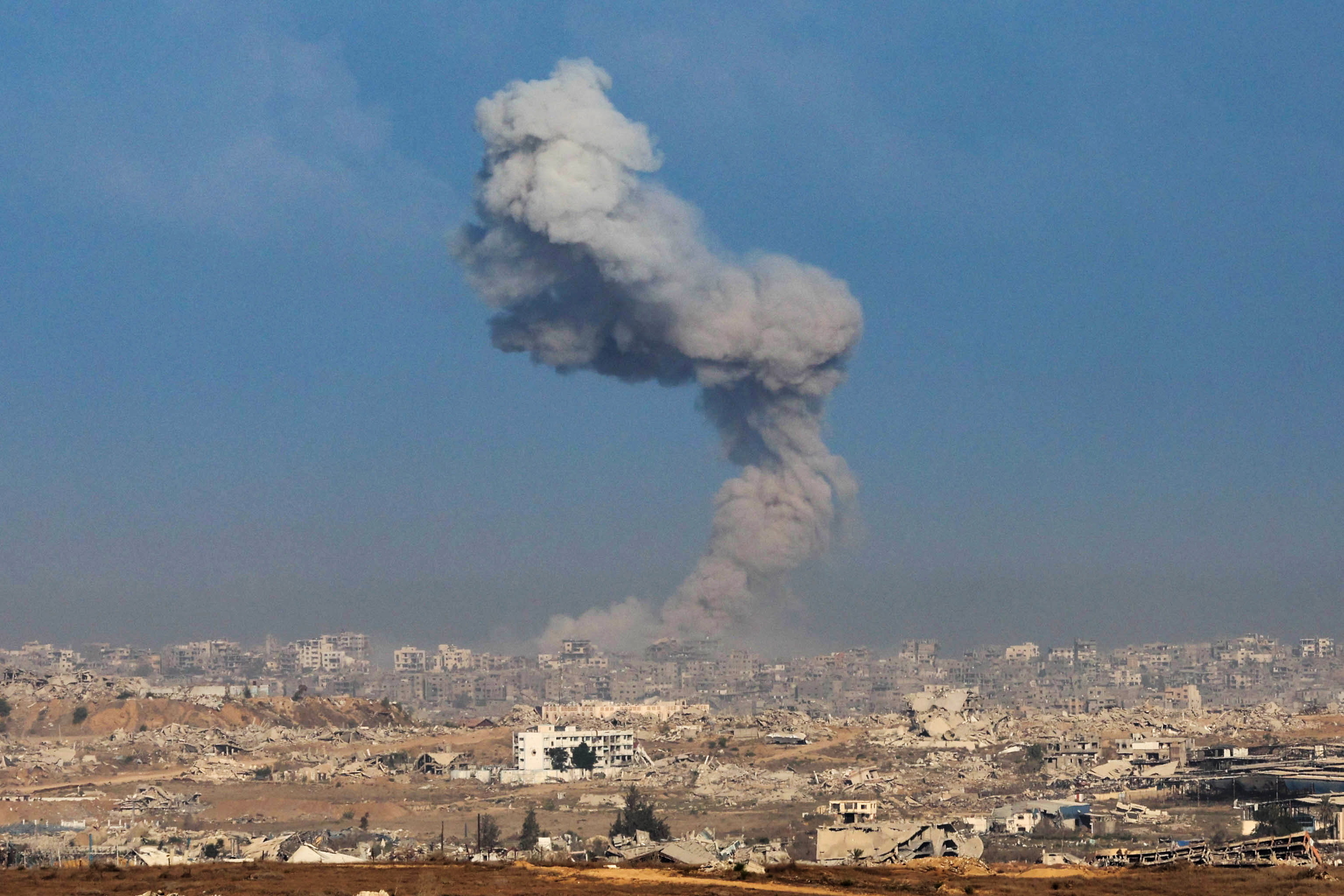 Kea Gaza iparraldean, Israelen bonbardaketa baten ostean, atzo. ABIR SULTAN / EFE