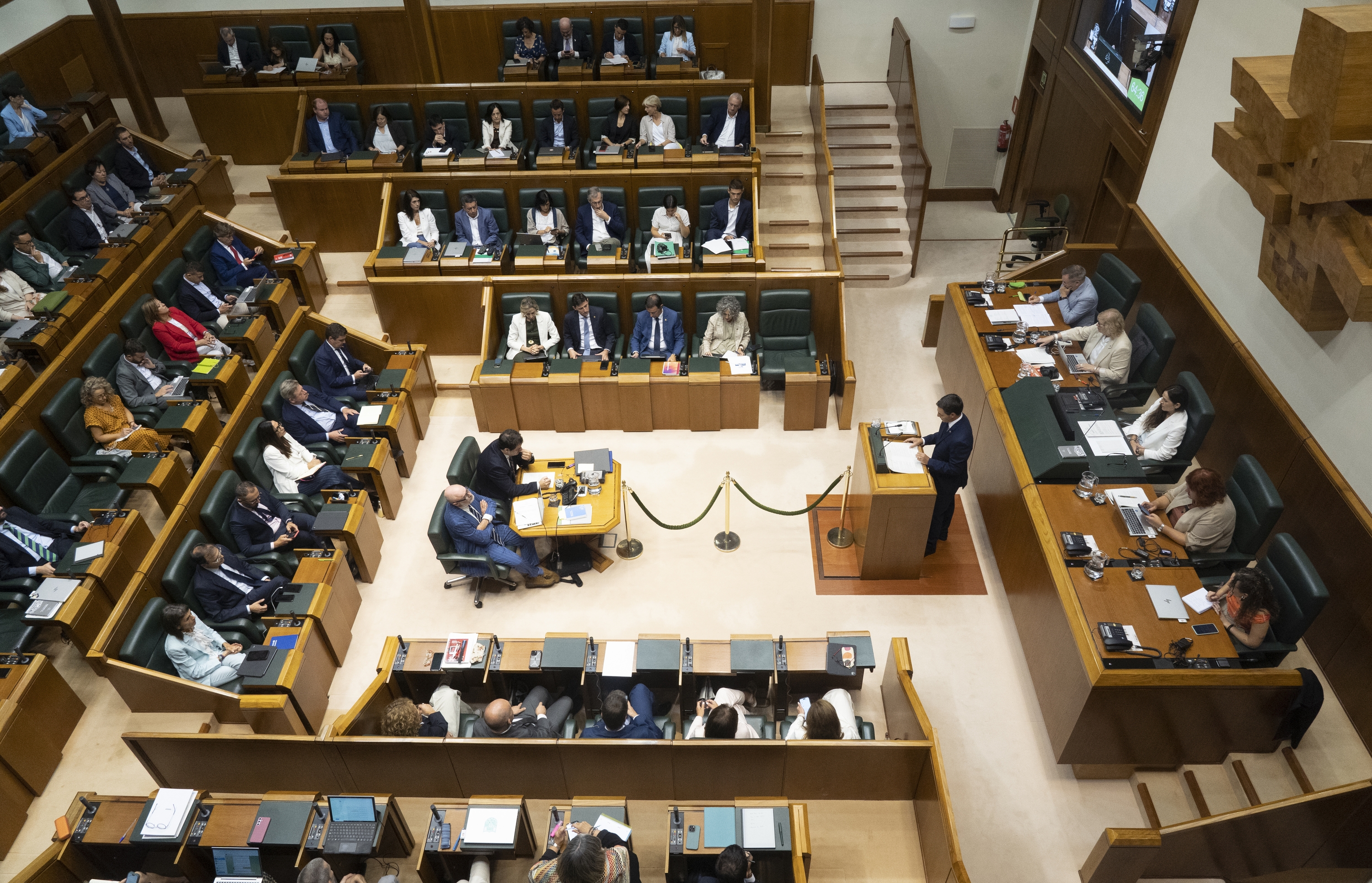 Eusko Legebiltzarra, artxiboko irudi batean, Pradalesen hitzartzearen aurrean. RAUL BOGAJO / FOKU Eusko Legebiltzarra, artxiboko irudi batean, Pradalesen hitzartzearen aurrean. RAUL BOGAJO / FOKU