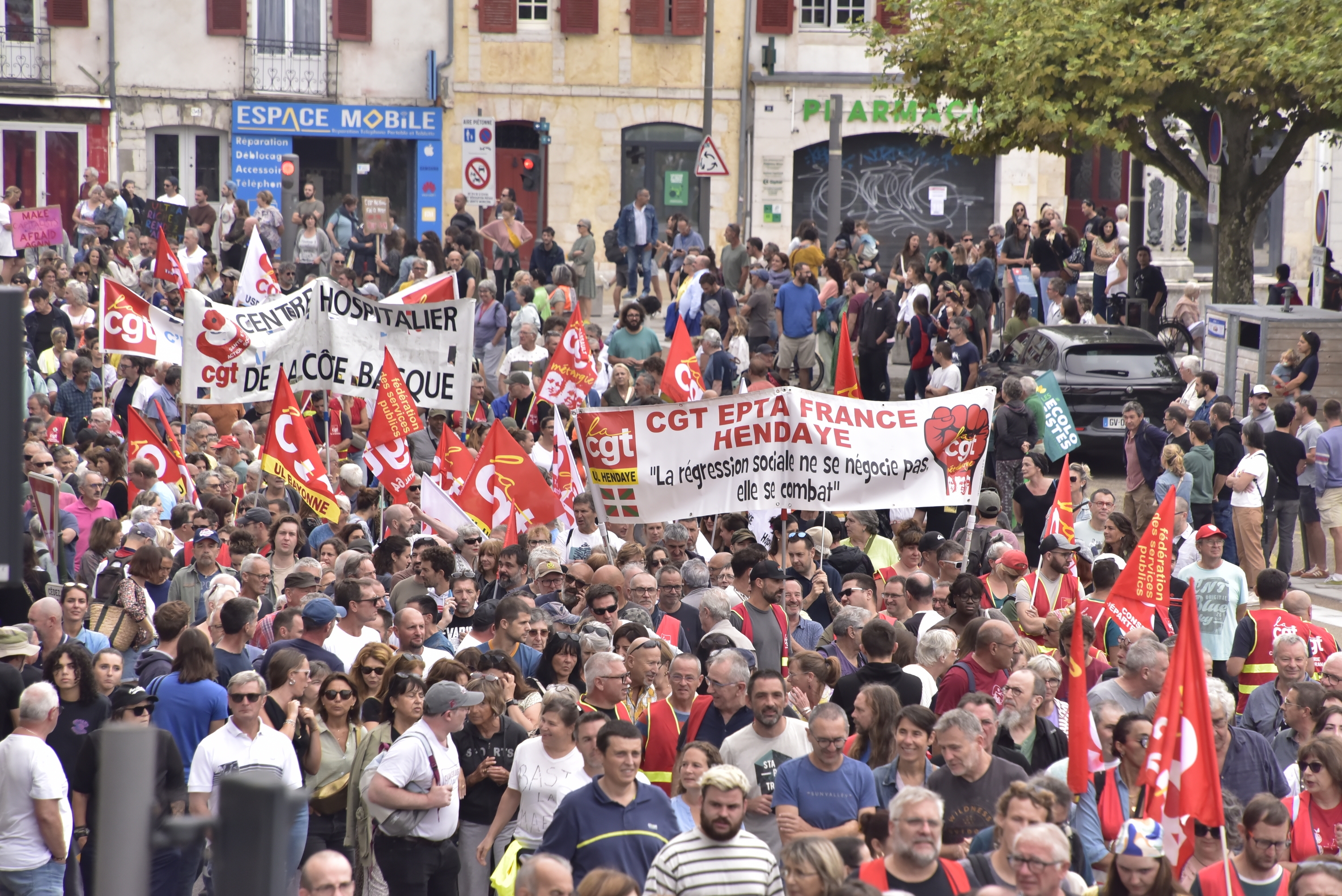 Manifestazioa Baionako San Izpiritu auzotik abiatu da goizean. FRANÇOIS BERLAND