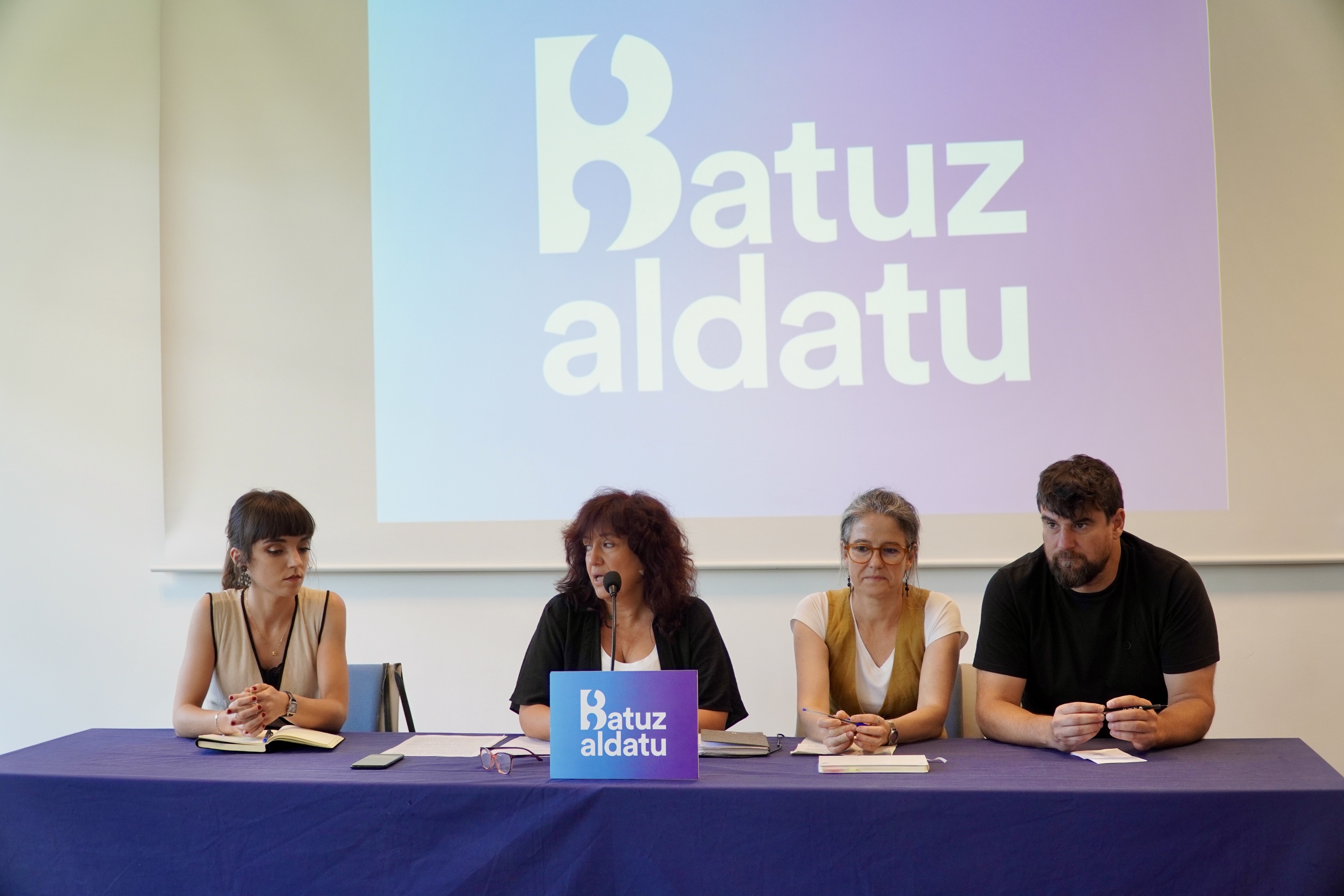 Batuz Aldatu prozesuaren barri emateko agerraldia, ekainean: Leire Alberdi, Idurre Eskisabel, Aitziber Blanco eta Igor Arenaza. ANDONI CANELLADA / FOKU