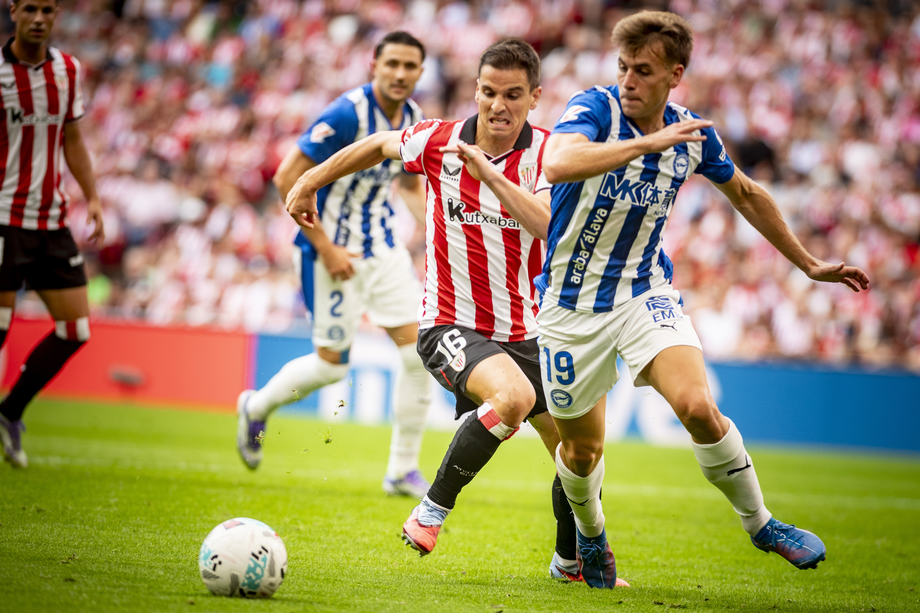 Pablo Ibañez, Iñigo Ruiz de Galarretarekin lehian, Athleticek eta Alavesek azken jardunaldian San Mamesen jokatutako derbian. JAIZKI FONTANEDA / FOKU