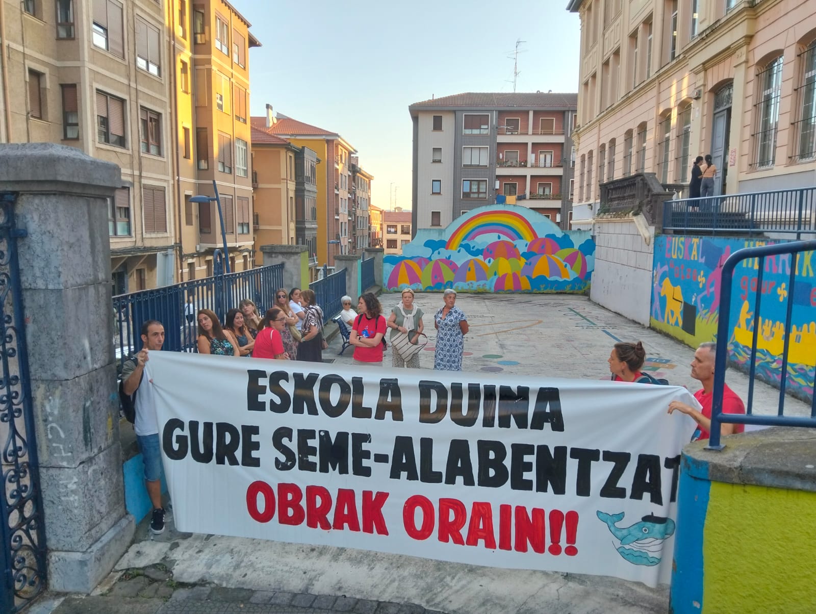 Zubeldia Maisua eskolako atarian gurasoek egin duten agerraldia, gaur goizean, Portugaleten. BERRIA