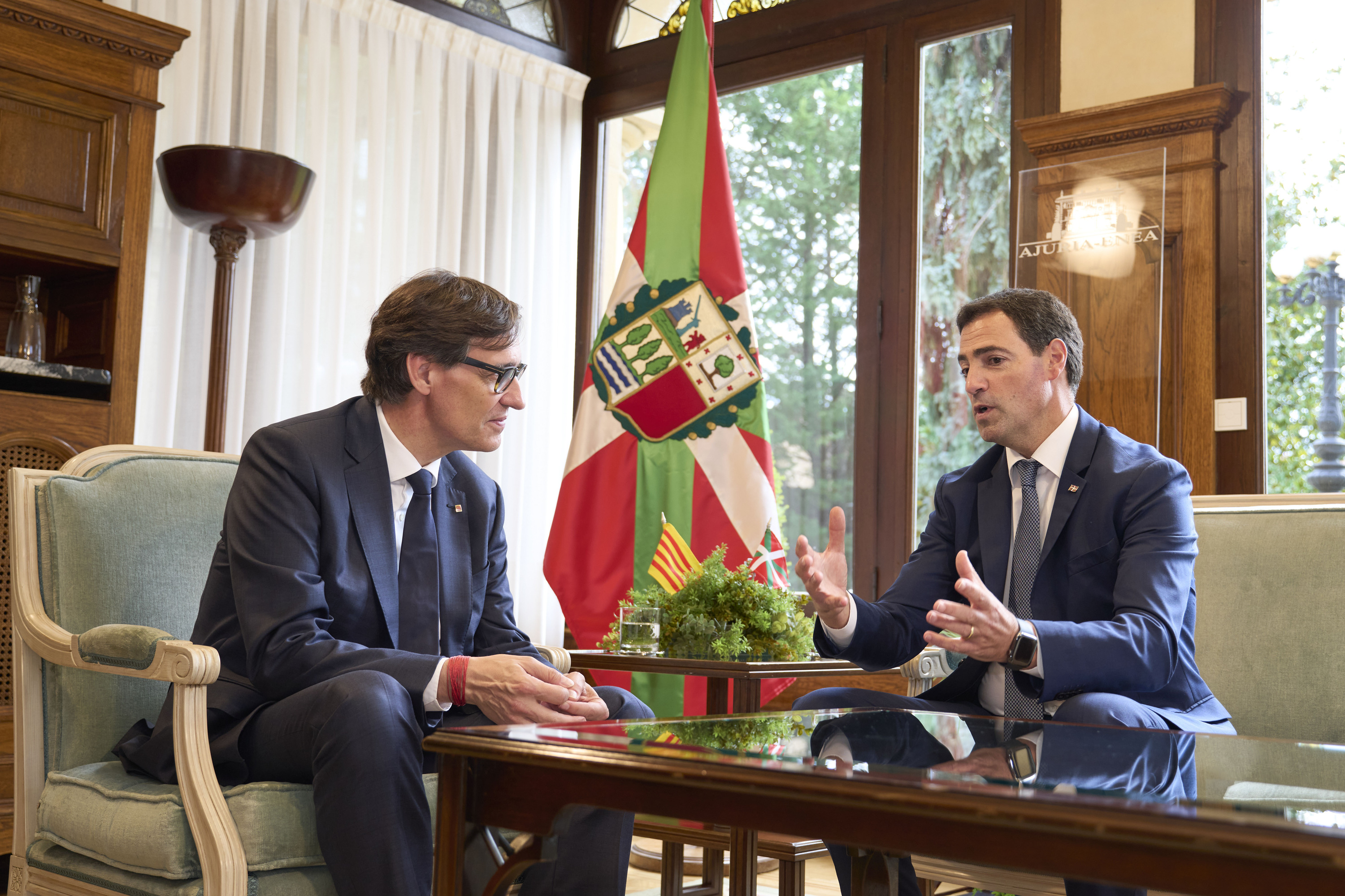 Salvador Illa Generalitateko presidentea, eta Imanol Pradales Eusko Jaurlaritzako lehendakaria, Gasteizen. ADRIAN RUIZ HIERRO / EFE 