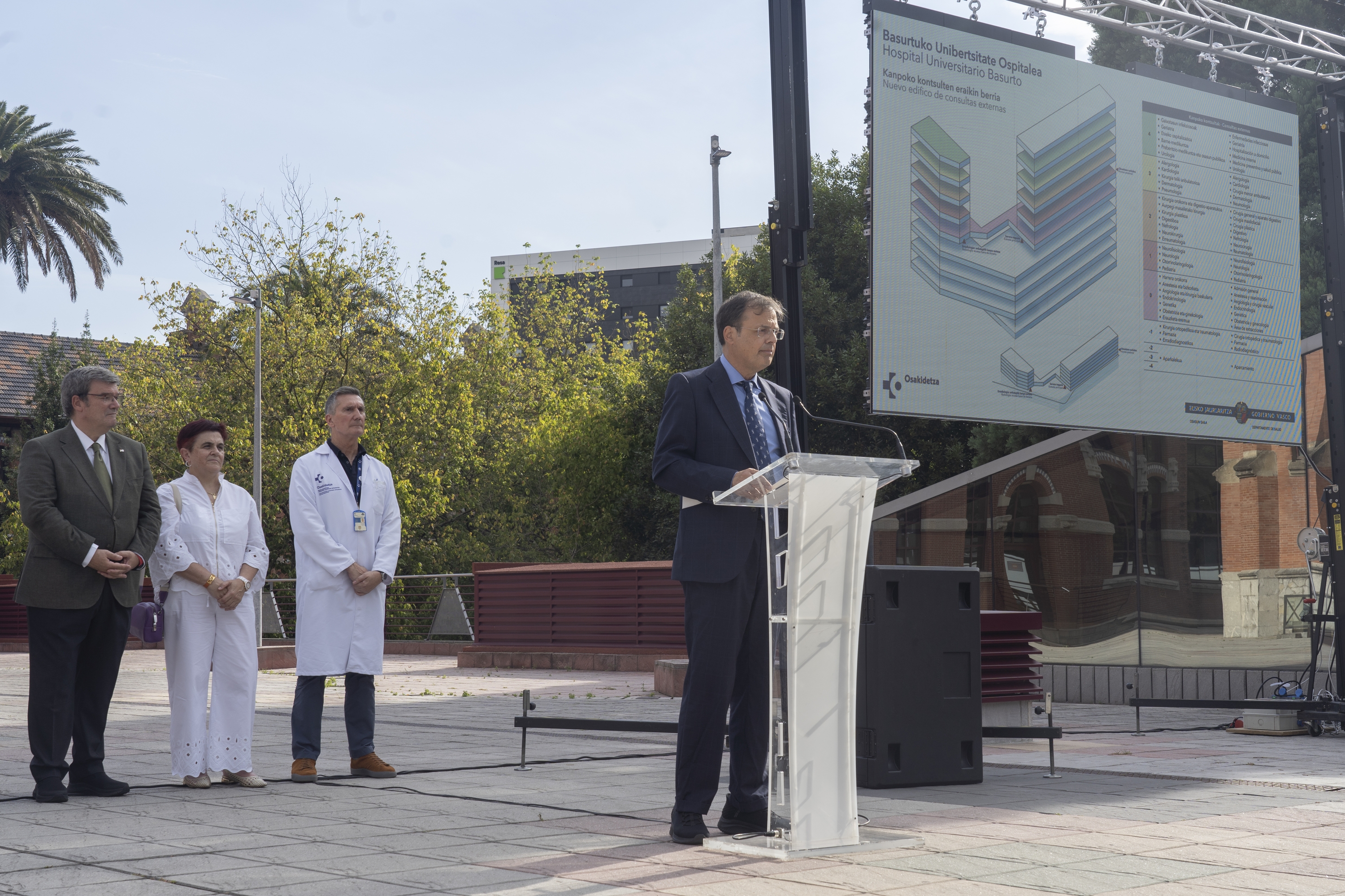 Juan Mari Aburto Bilboko alkatea, Leire Bilbao Osakidetzako zuzendaria, Jesus Larrañaga Bilbo-Basurtu ESIko kudeatzailea eta Alberto Martinez Eusko Jaurlaritzako Osasun sailburua, gaur, Bilboko Basurtuko ospitalean. MONIKA DEL VALLE / FOKU