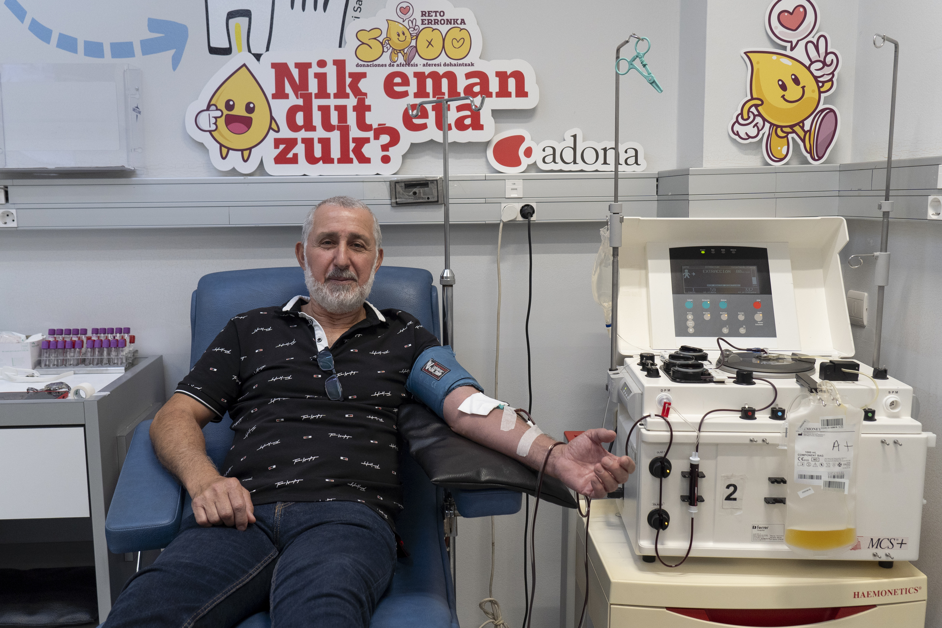 Adona elkarteko presidente Juan Antonio Castro, Iruñeko odol bankuko gela batean, irailaren 19an, plasma ematen. IÑIGO URIZ / FOKU