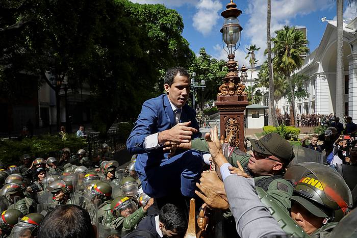 Guaido oposizioko burua parlamentura sartzen saiatu zen, burdin hesira igota. RAYNER PEñA / EFE
