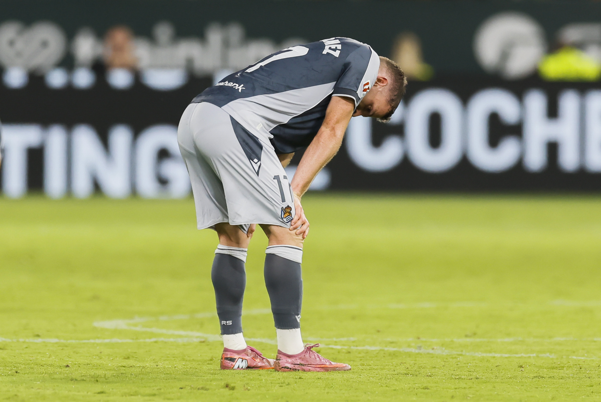Sergio Gomez, burumakur, partida amaiatu eta gero.  JOSE  MANUEL VIDAL / EFE