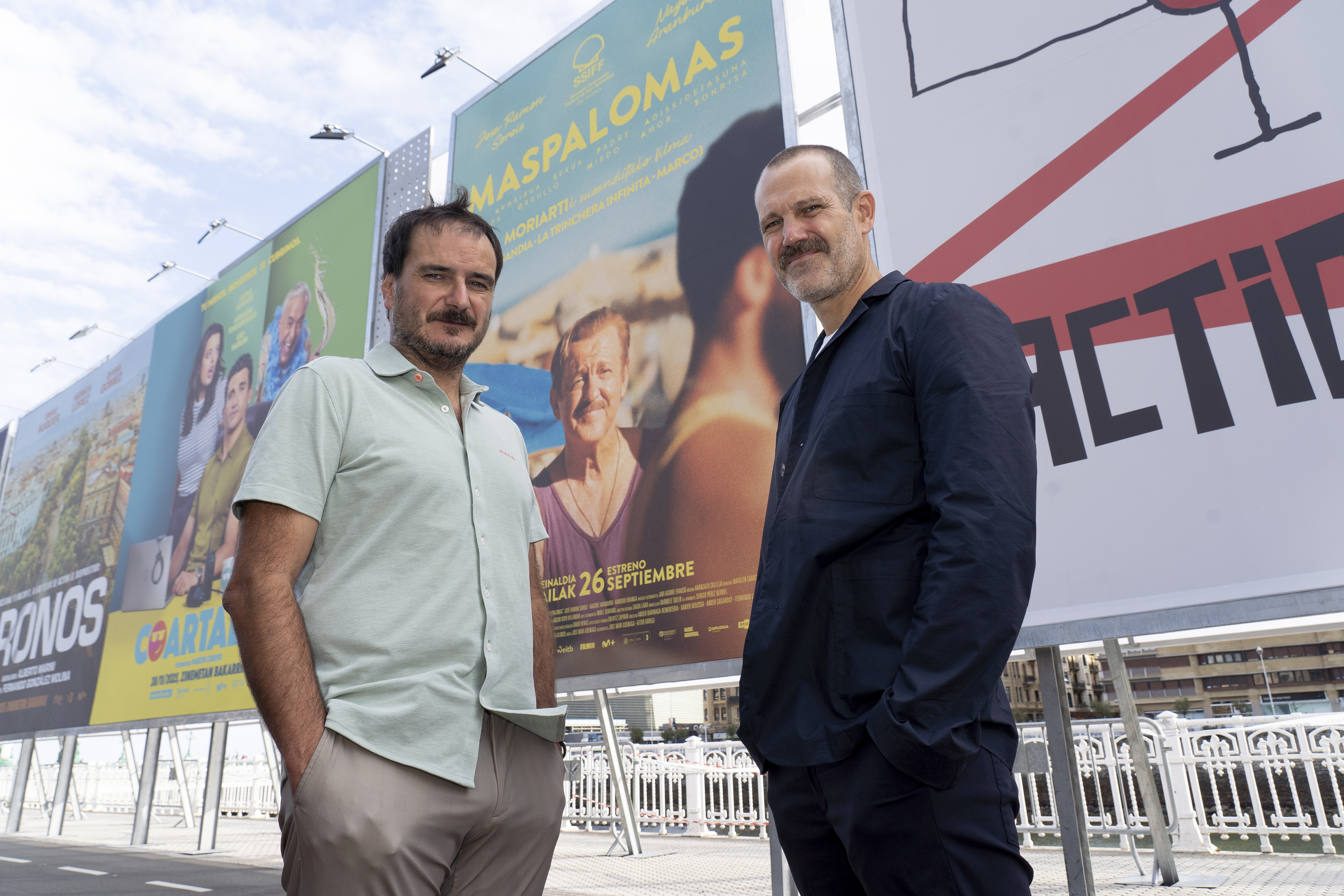 Aitor Arregi eta Jose Mari Goenaga, atzean 'Maspalomas' filmaren kartela dutela, atzo, Donostian. IÑIGO URIZ / FOKU