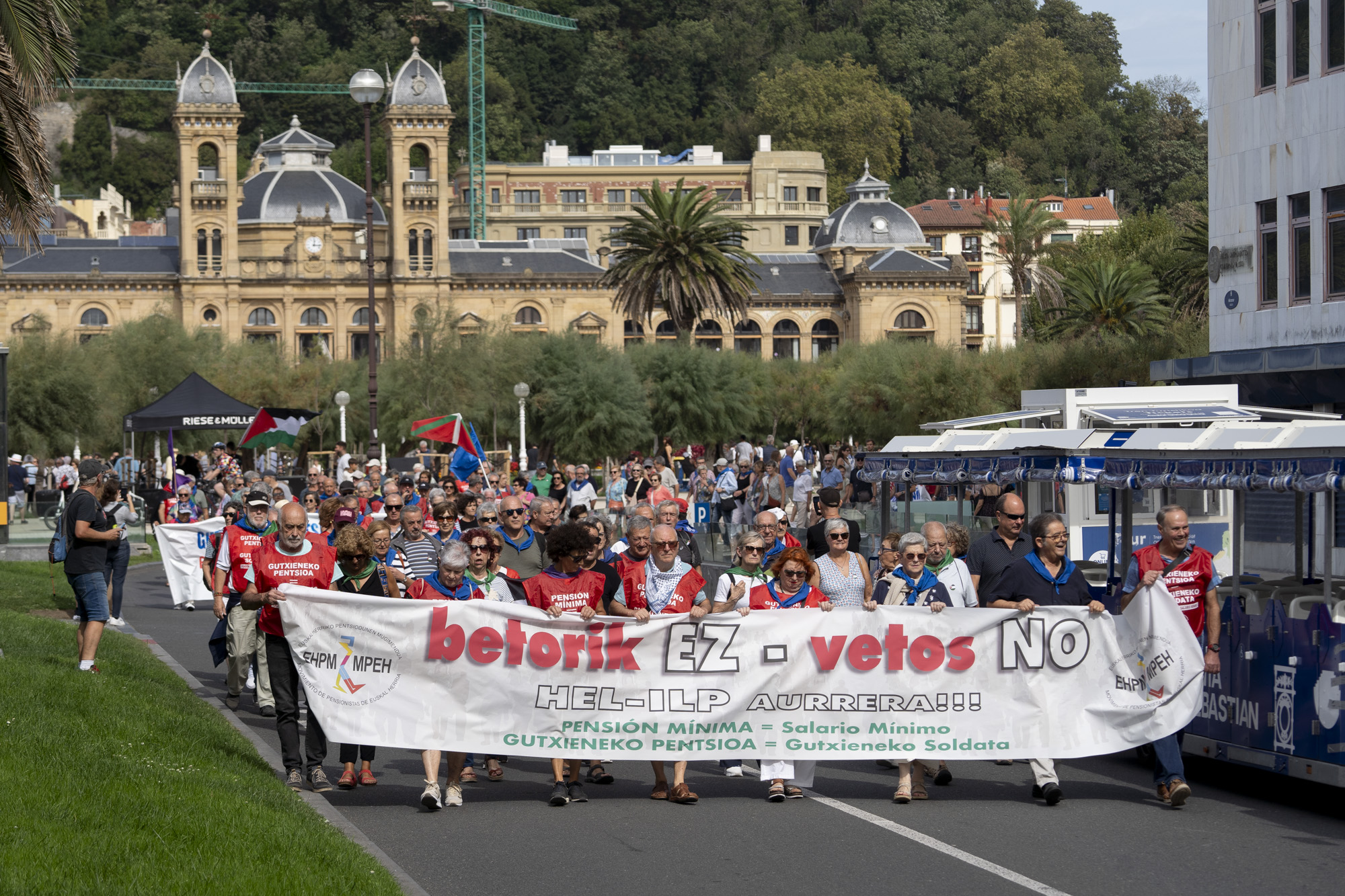 Pentsiodunen manifestazioa, Donostian, pentsioen osagarria eskatzeko. IÑIGO URIZ / FOKU