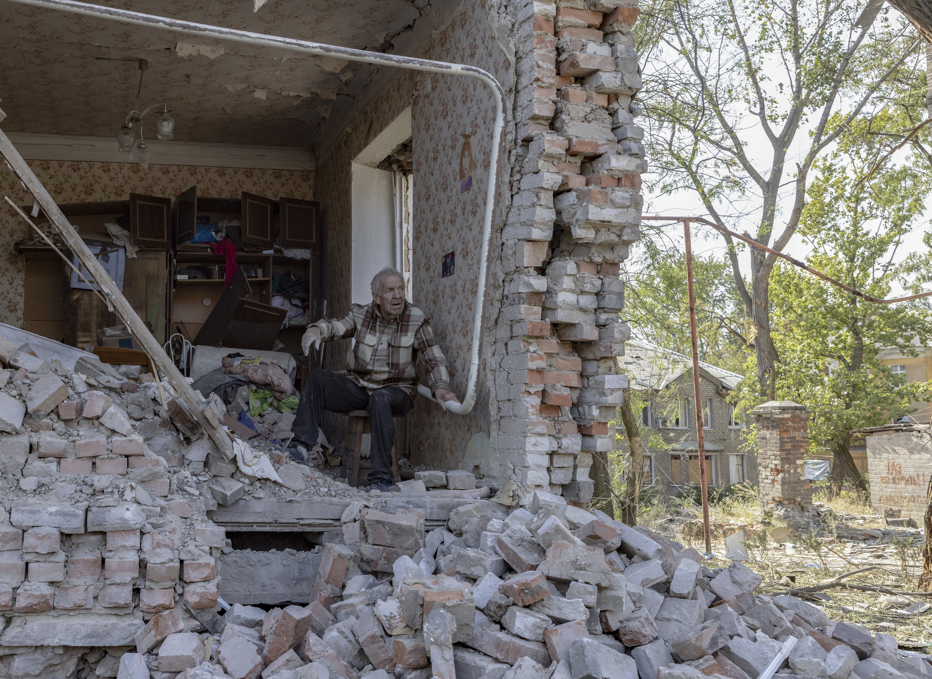 Gizon bat hondakinen artean, Donetsk eskualdeko Kostiantinivka herrian, asteon. JEVHEN TITOV / EFE