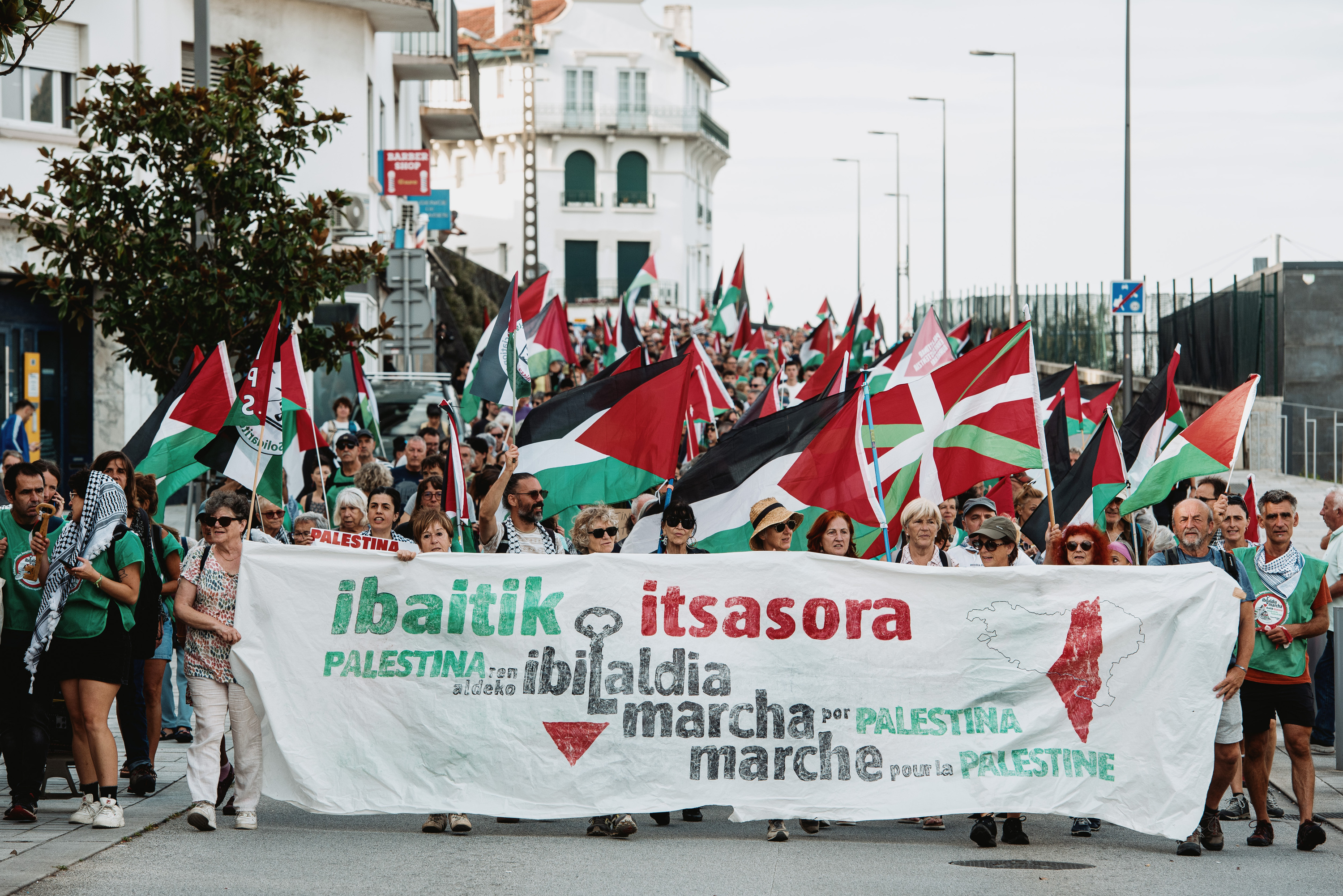 Palestinaren aldeko ibilaldiaren iristea, gaur goizean, Hendaian. GUILLAUME FAUVEAU