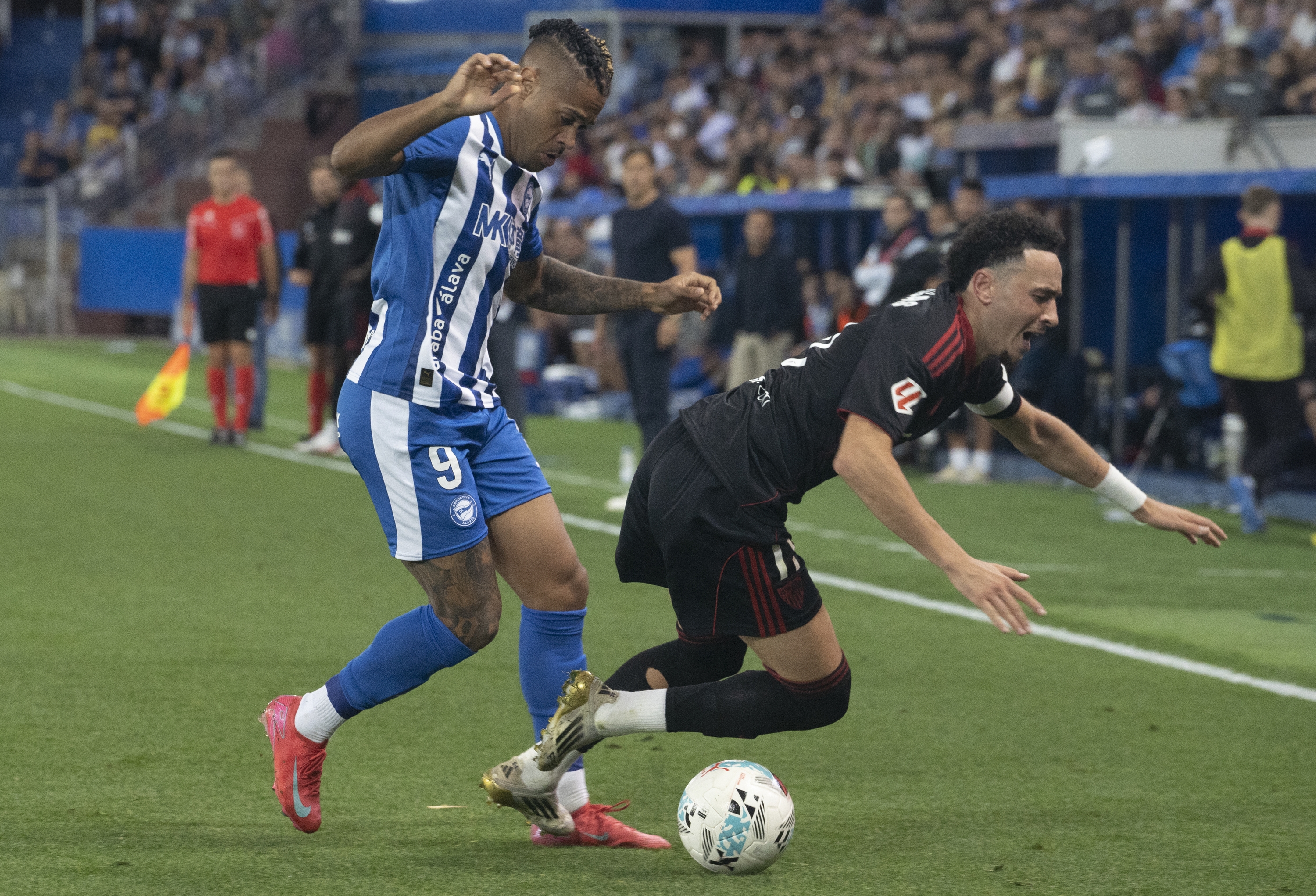 Mariano Alaveseko jokalaria, lehian, gaur. RAUL BOGAJO / FOKU
