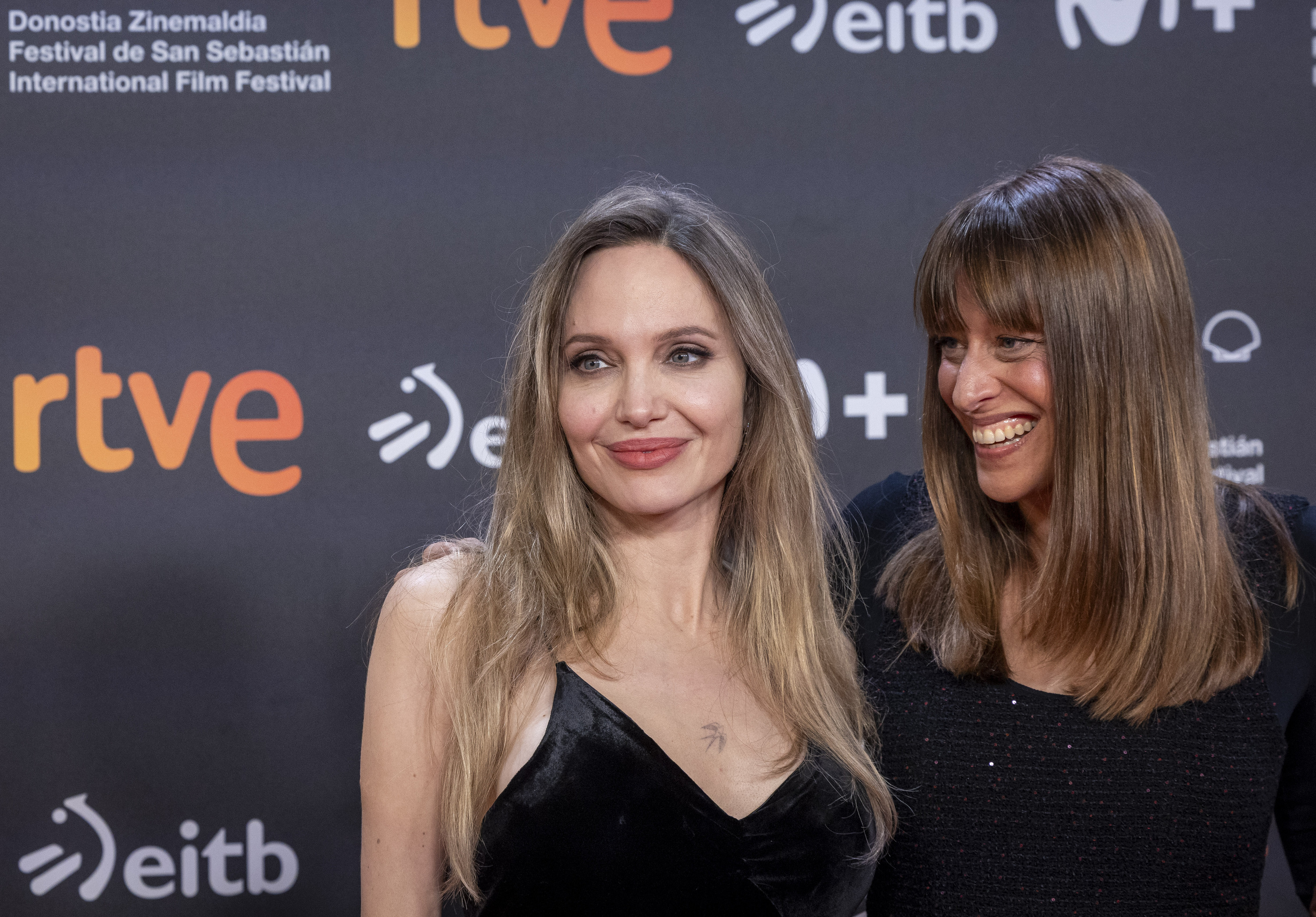 Angelina Jolie aktorea eta Alice Winocour zinemagilea, Donostian, 'Couture' filmaren aurkezpenean. JAVIER ETXEZARRETA / EFE