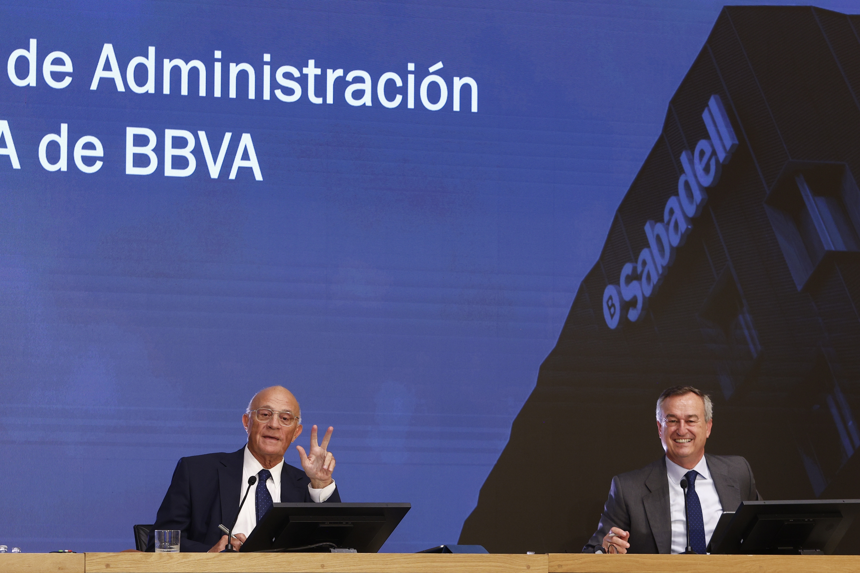 Oliu eta Sanchez-Bueno Sabadelleko buruak, administrazio kontseiluak BBVAren eskaintzaren aurka daudela iragartzen, duela hamar egun. QUIQUE GARCIA / EFE