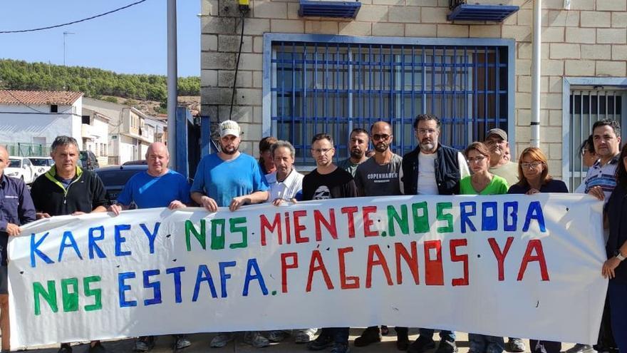 Langile eta ordezkari sindikal batzuk, enpresaren aurrean. CCOO
