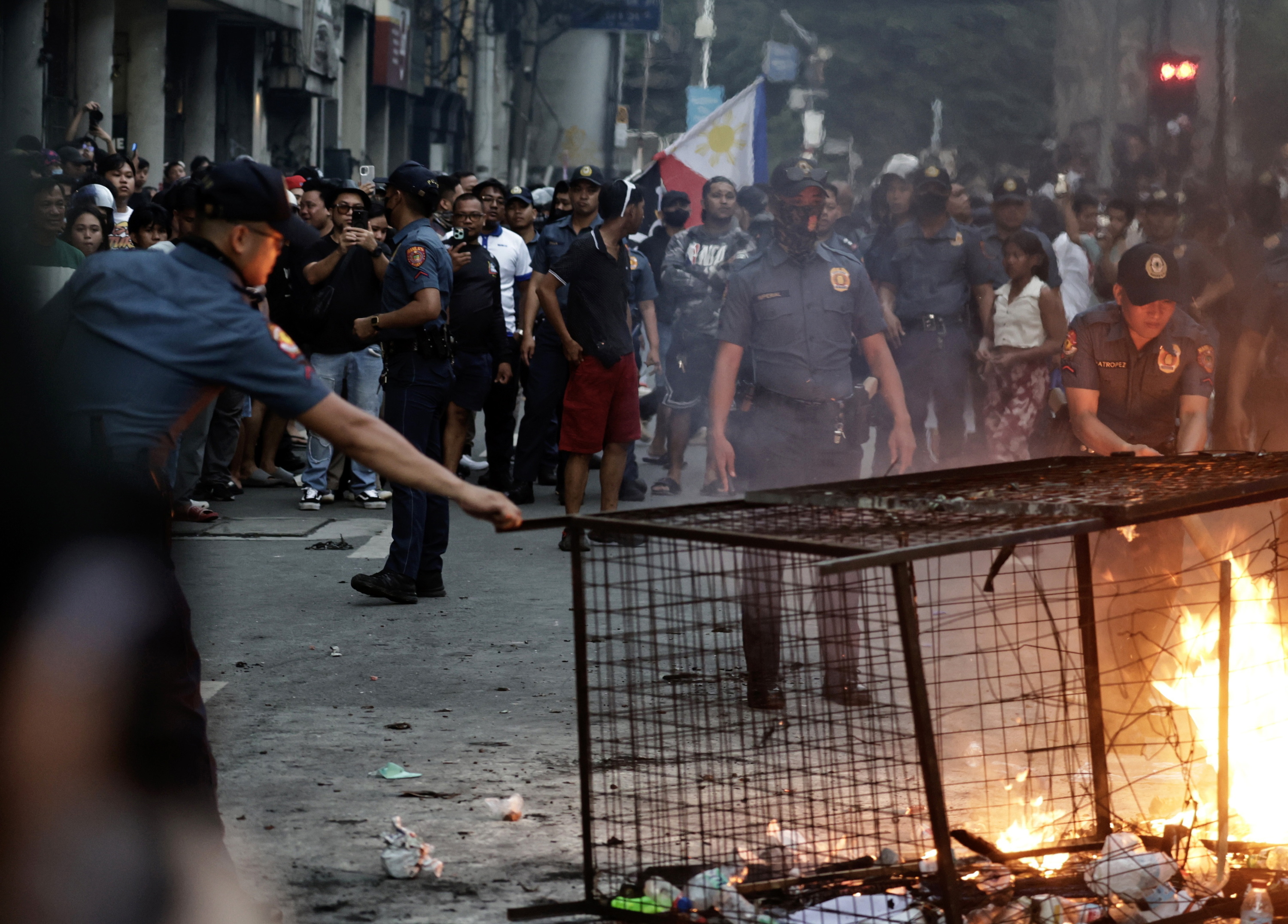 Polizia eta manifestariak aurrez aurre, Manilako kaleetan. FRANCIS R. MALASIG / EFE