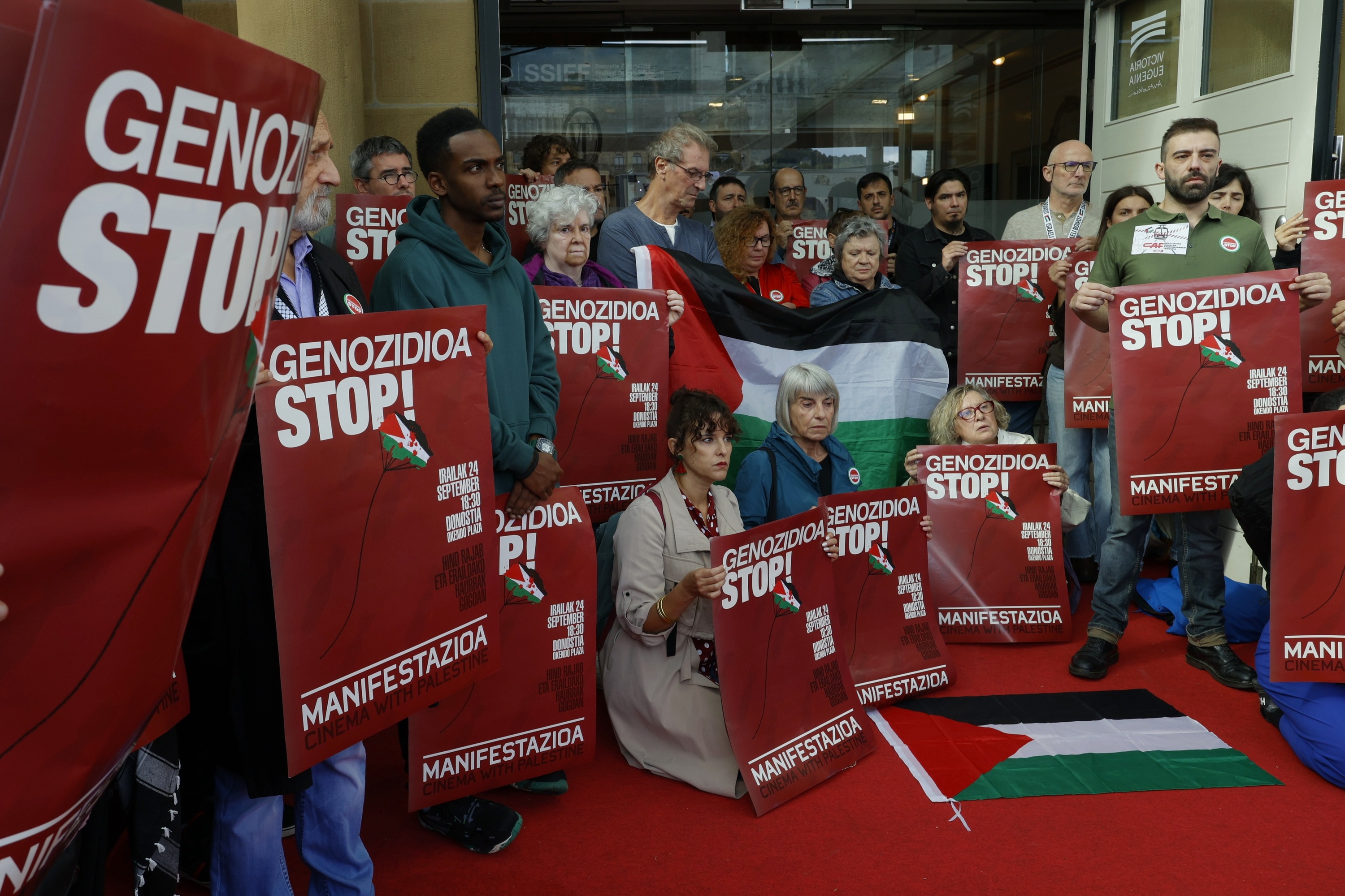 Palestinaren aldeko agerraldia, gaur, Viktoria Eugenia antzokiaren kanpoaldean. MAIALEN ANDRES / FOKU
