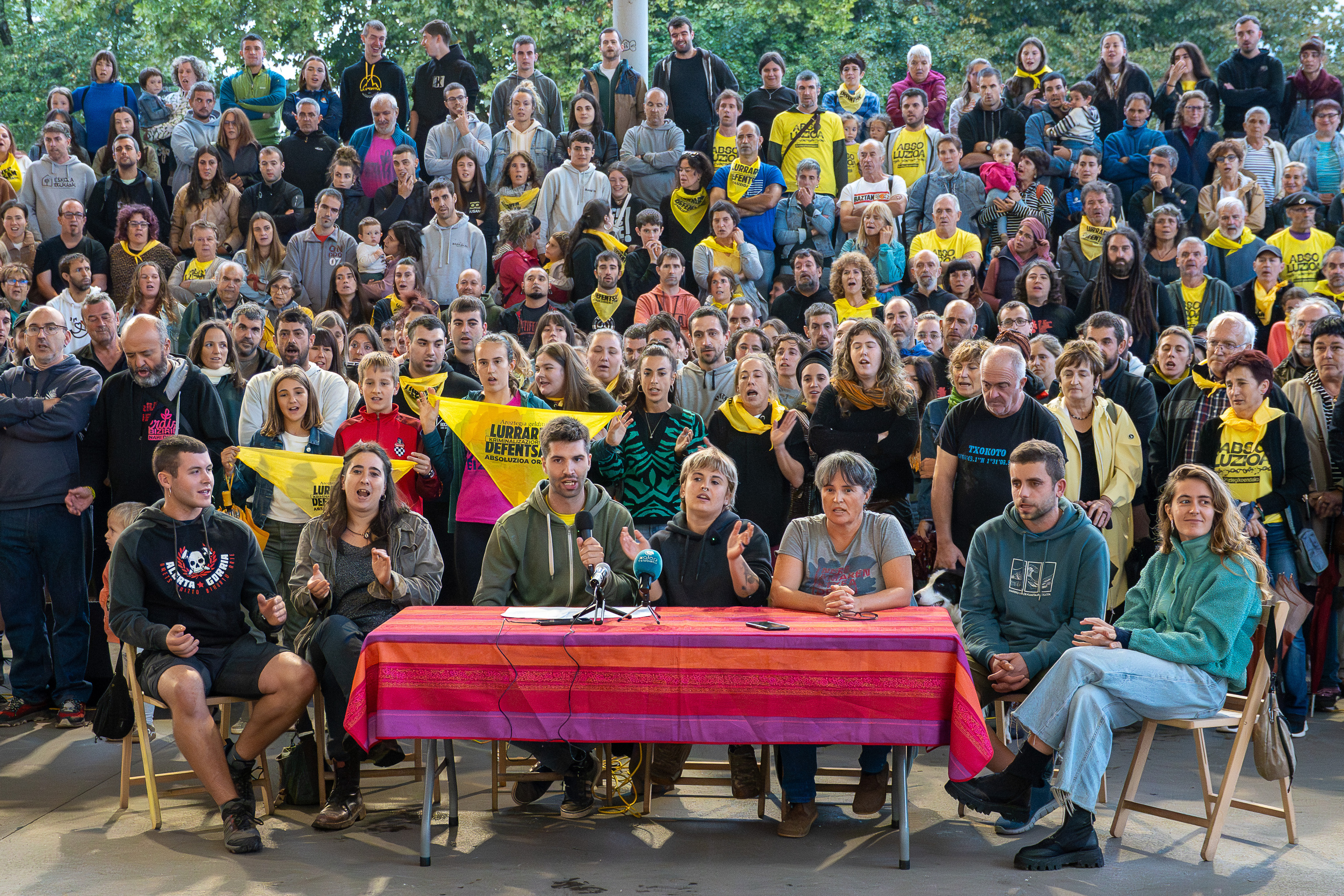 Aroztegiko Elkartasun Komitearen prentsaurreko jendetsua gaur, Elizondon. AITOR KARASATORRE / FOKU